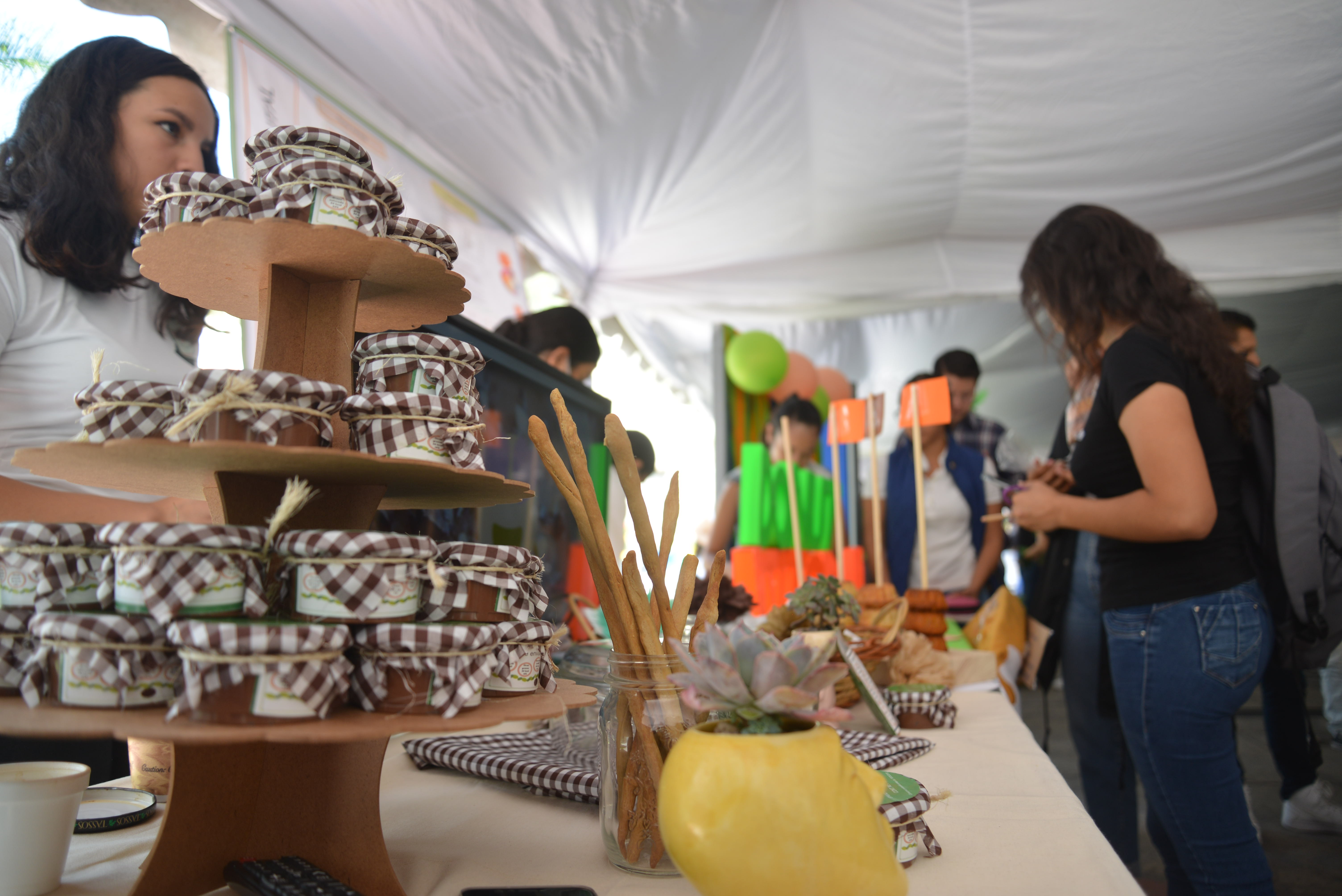 Comensales degustando alimentos