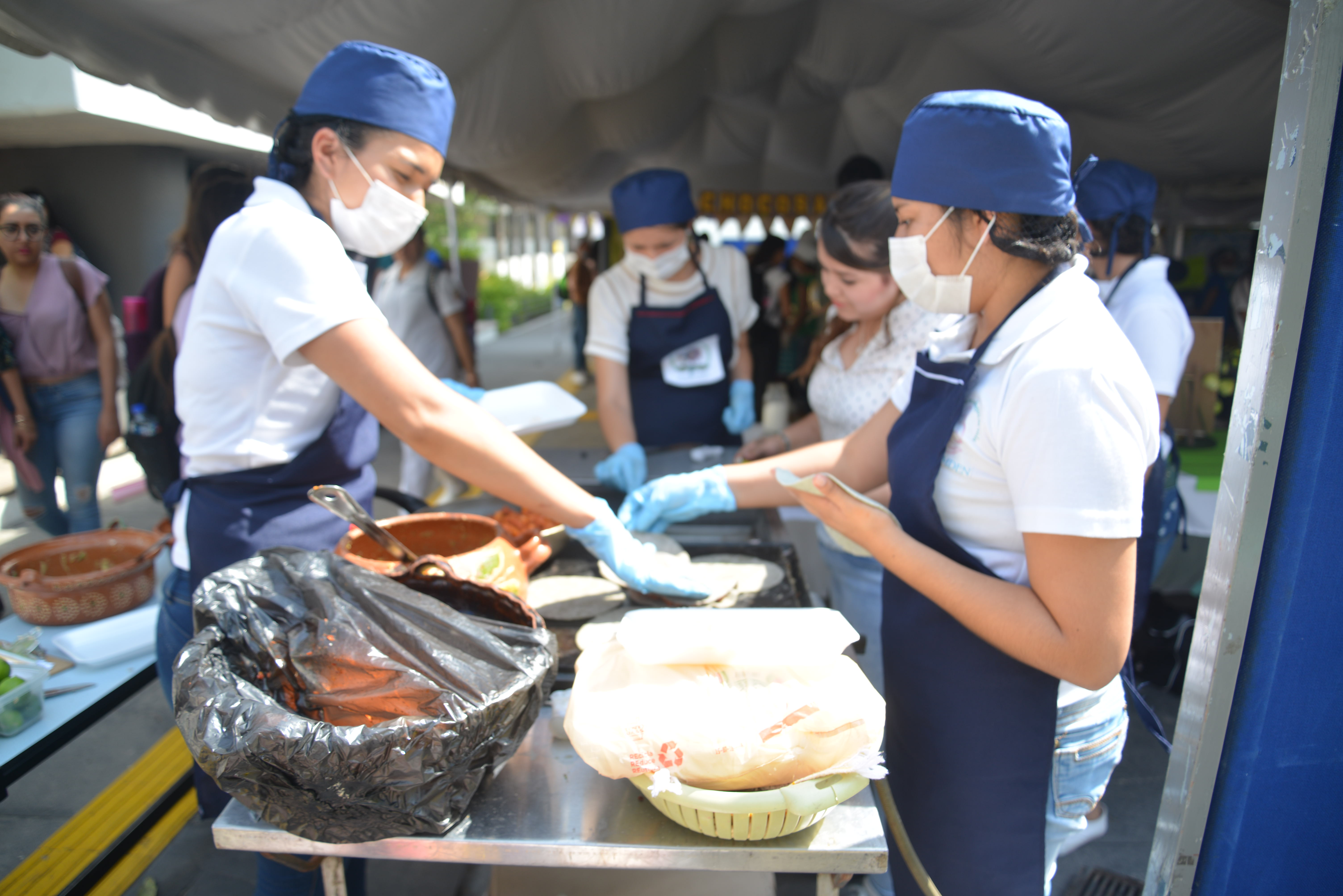 Estudiantes preparando alimentos al momento