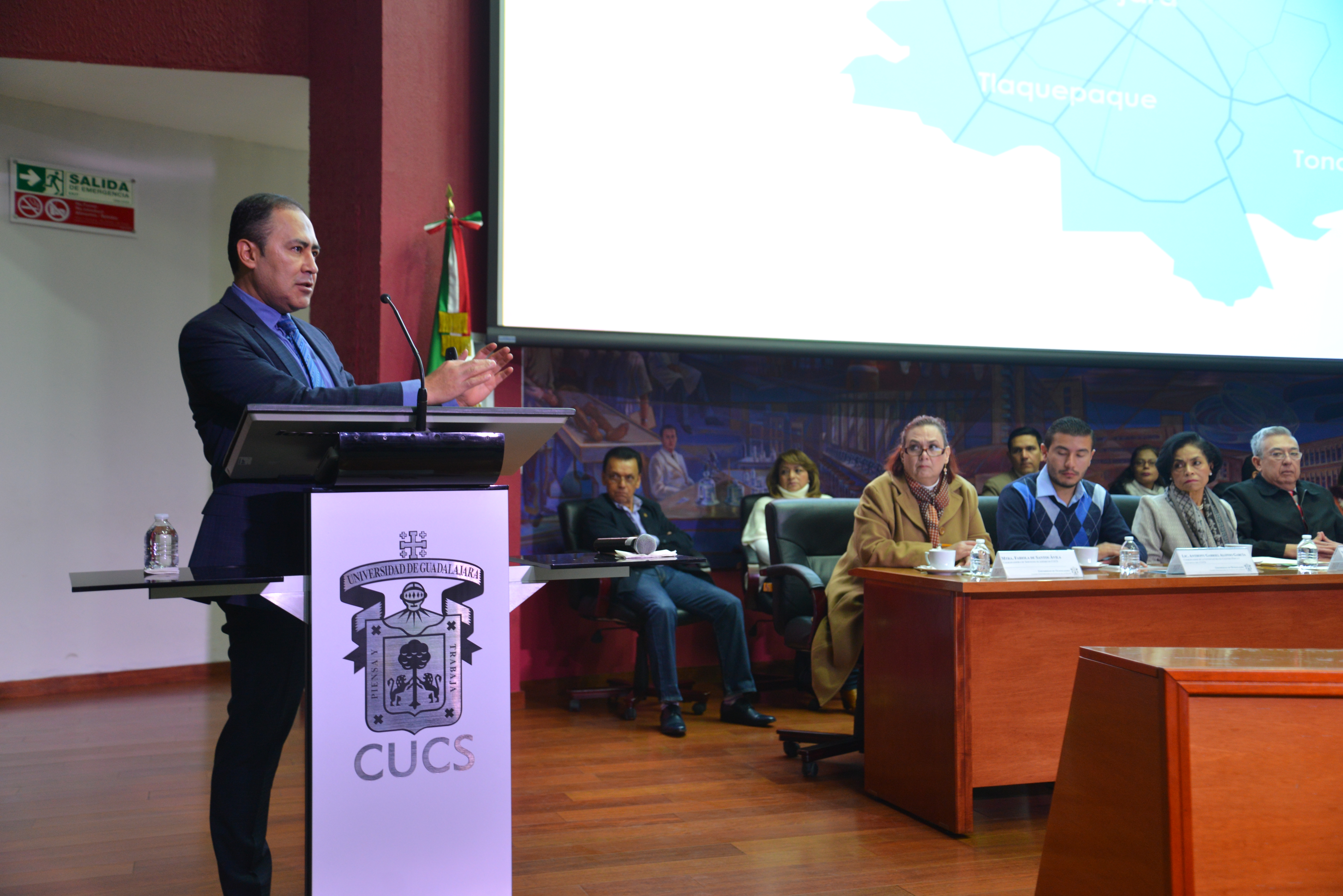 Dr. Jaime Andrade Villanueva presidiendo la Sesión de Padres para el Calendario 2018-A