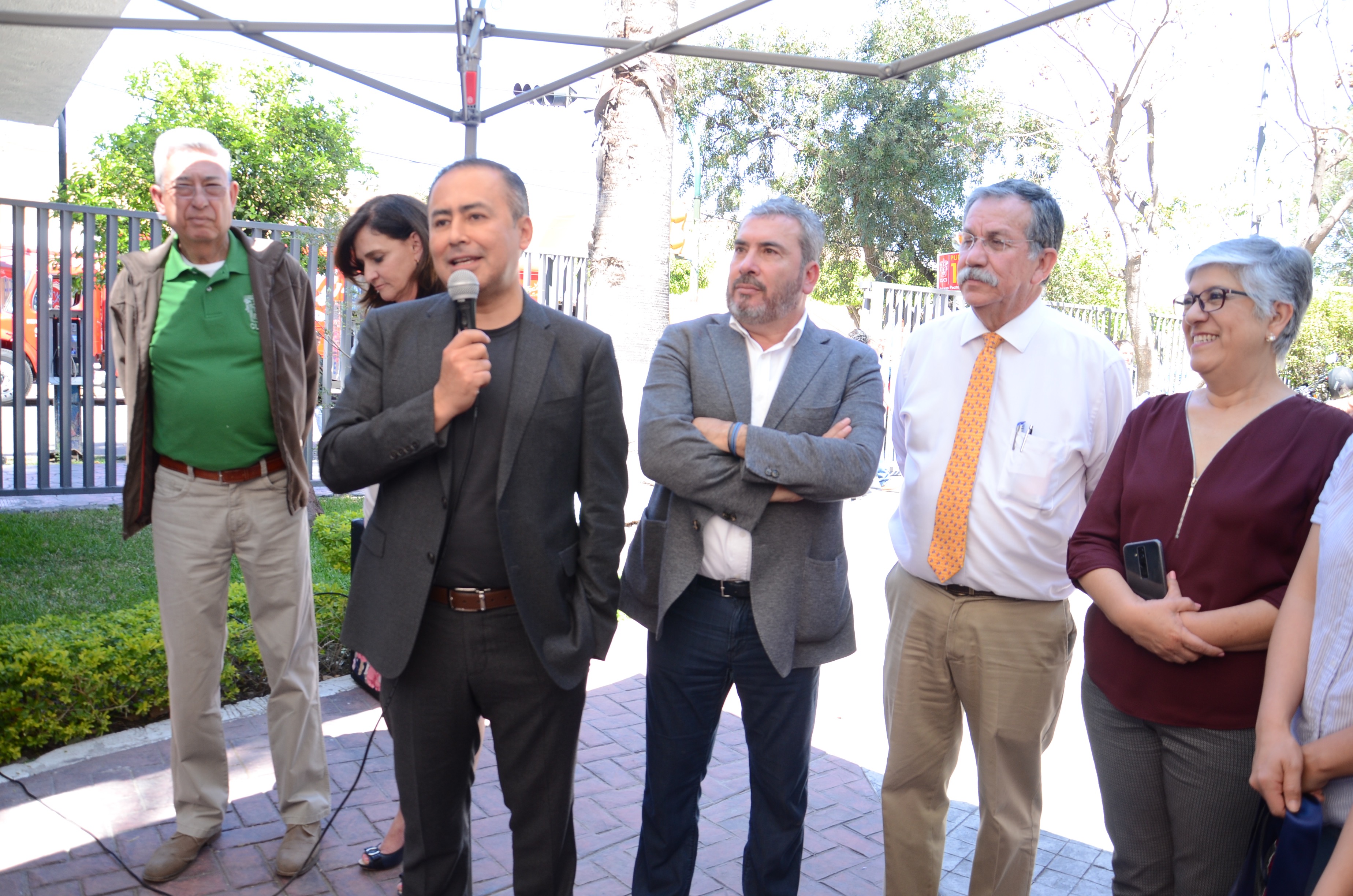 Rector del CUCS ofreciendo palabras a los trabajadores administrativos