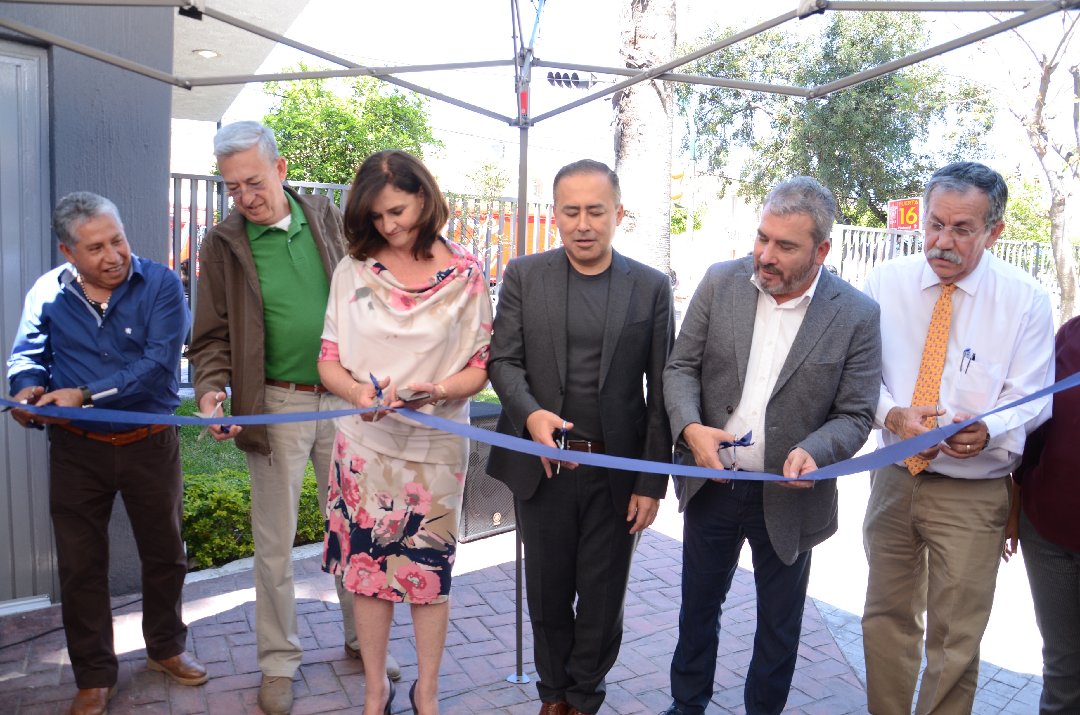 Directivos y trabajadores cortando el cordón inaugural