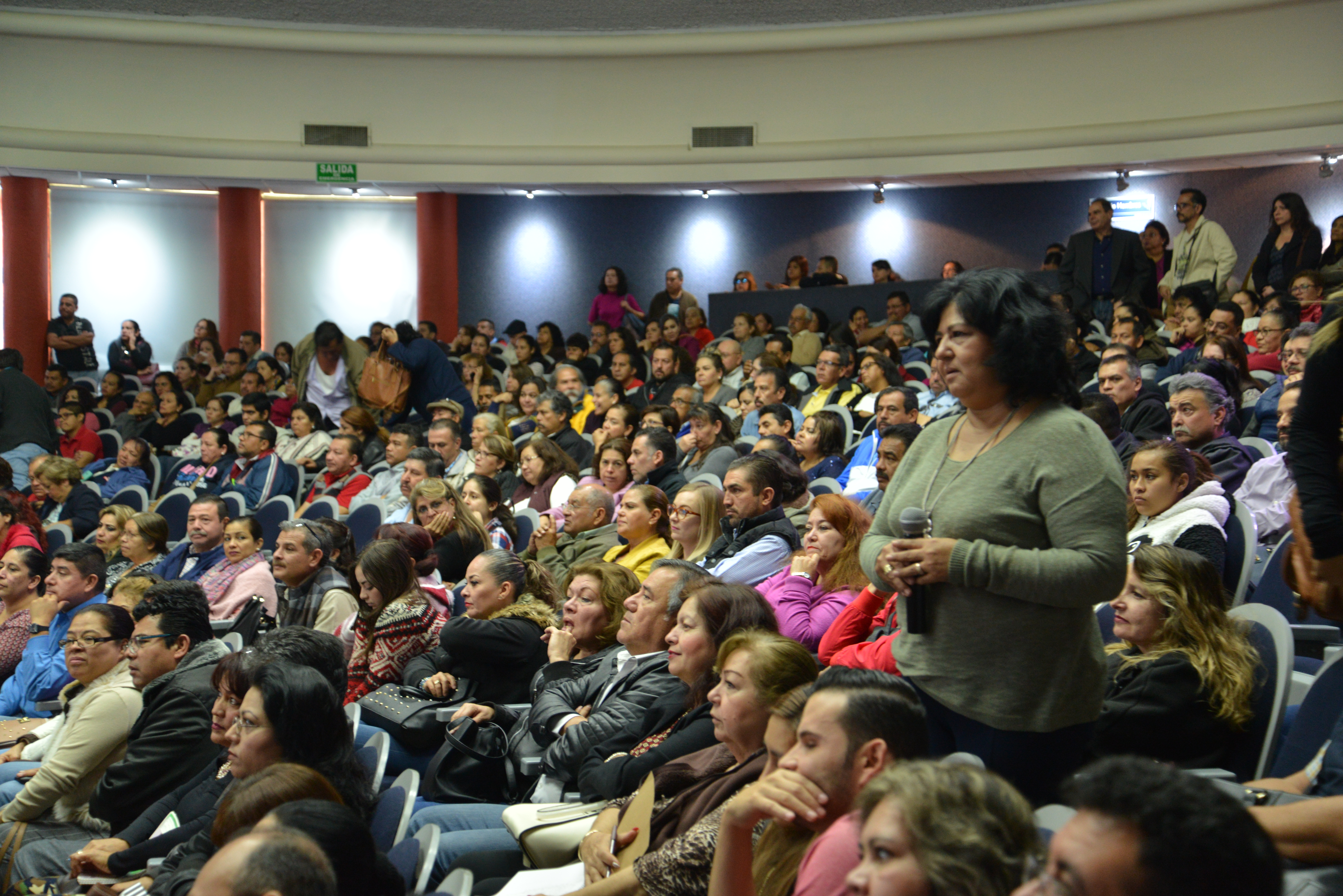 Madre de familia interviniendo durante la Sesión de Padres