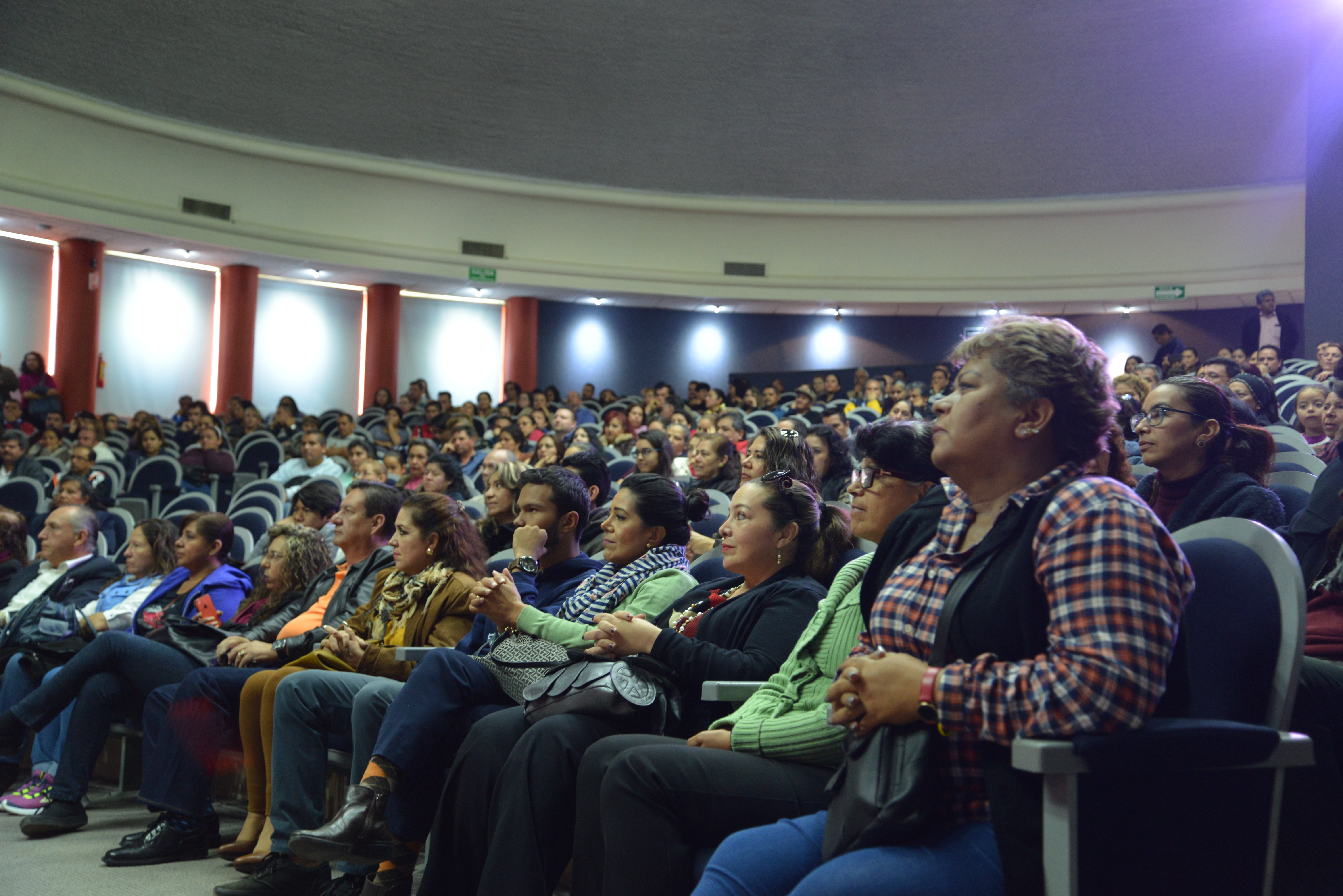 Padres de familia atentos en la Sesión Informativa