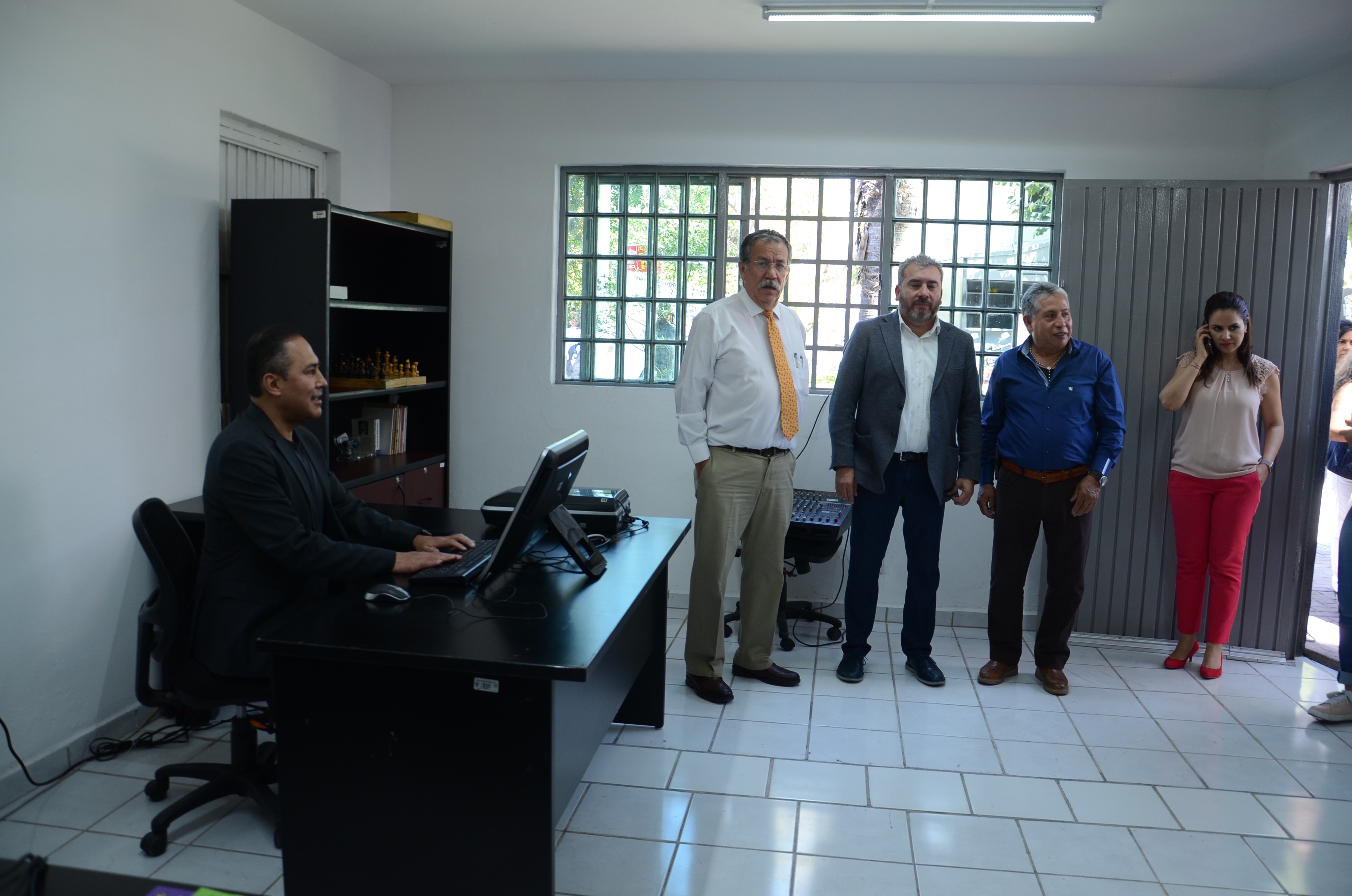 Autoridades y trabajadores observando el interior de las nuevas instalaciones