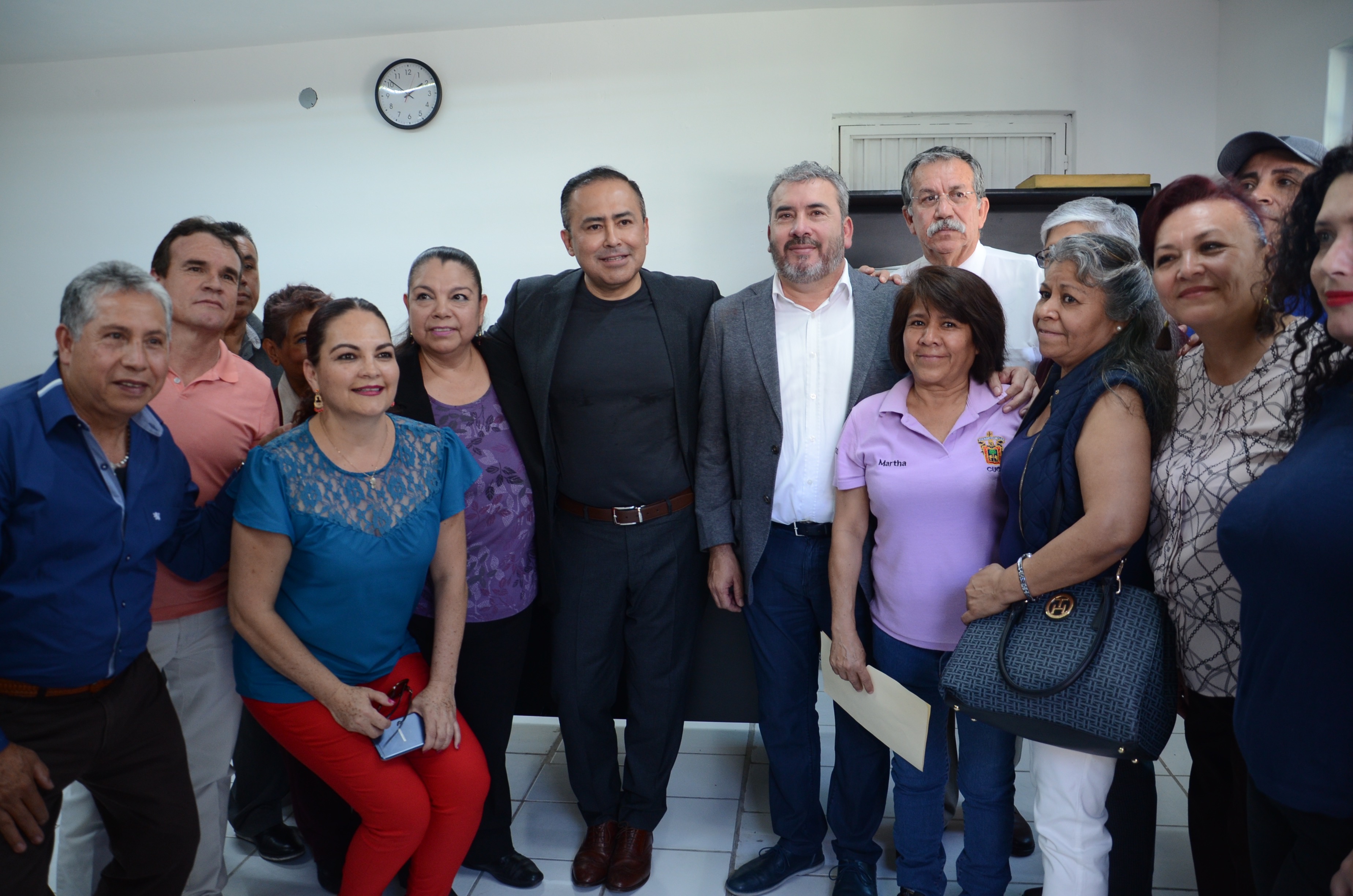 Delegación sindical en foto grupal con autoridades del CUCS