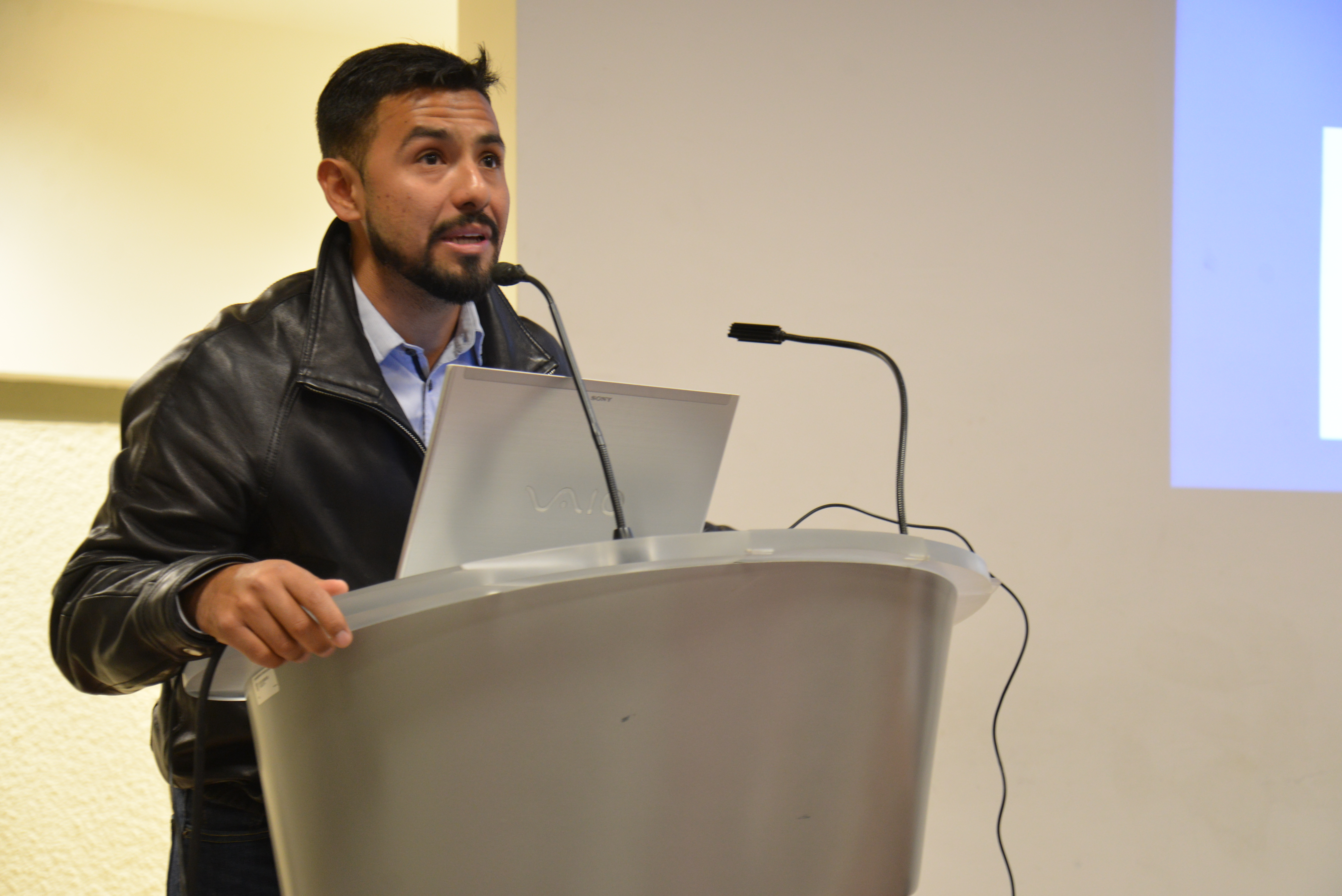 Mtro Christian Vargas haciendo uso del micrófono