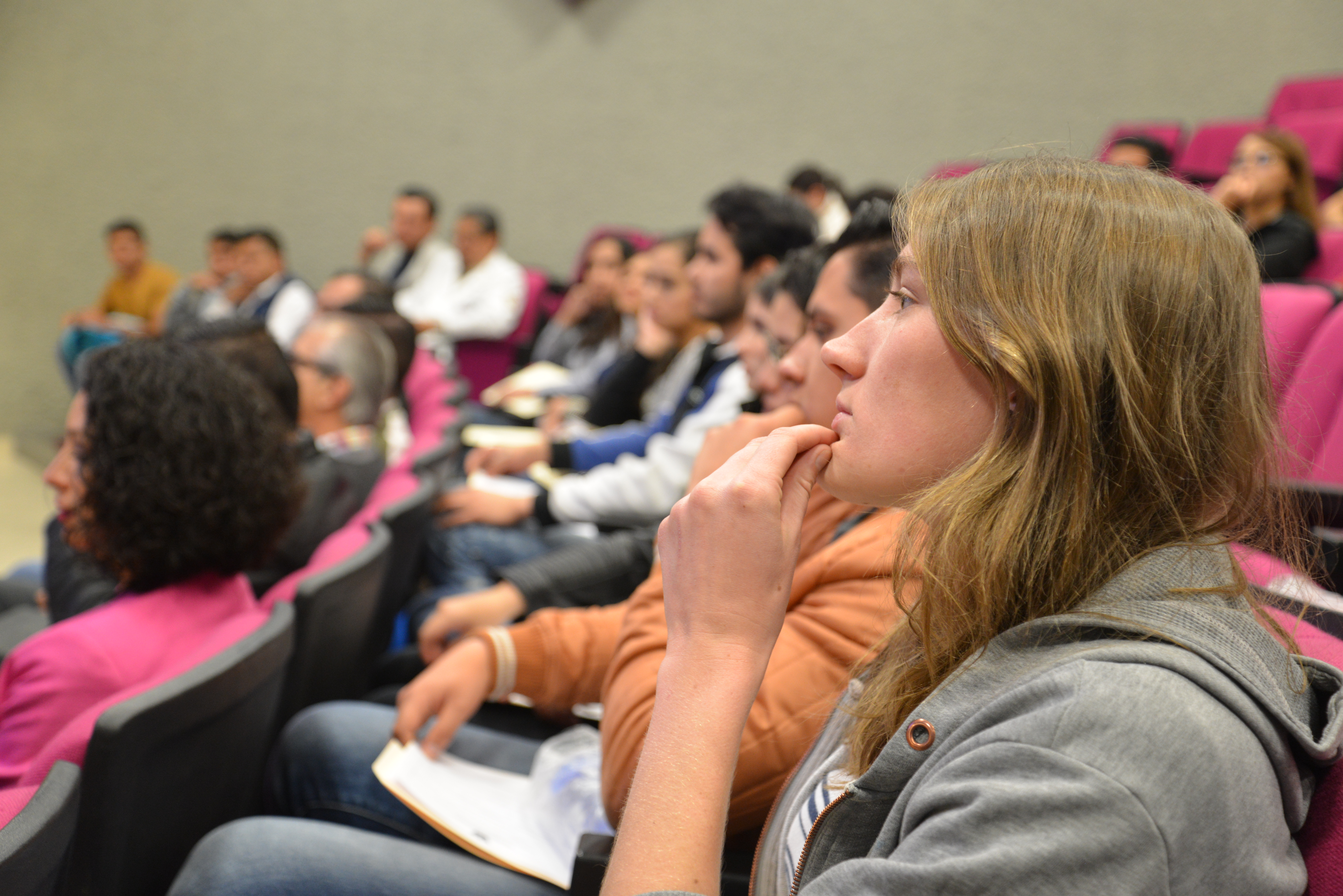 Alumnos europeos en sesión de bienvenida en el CUCS