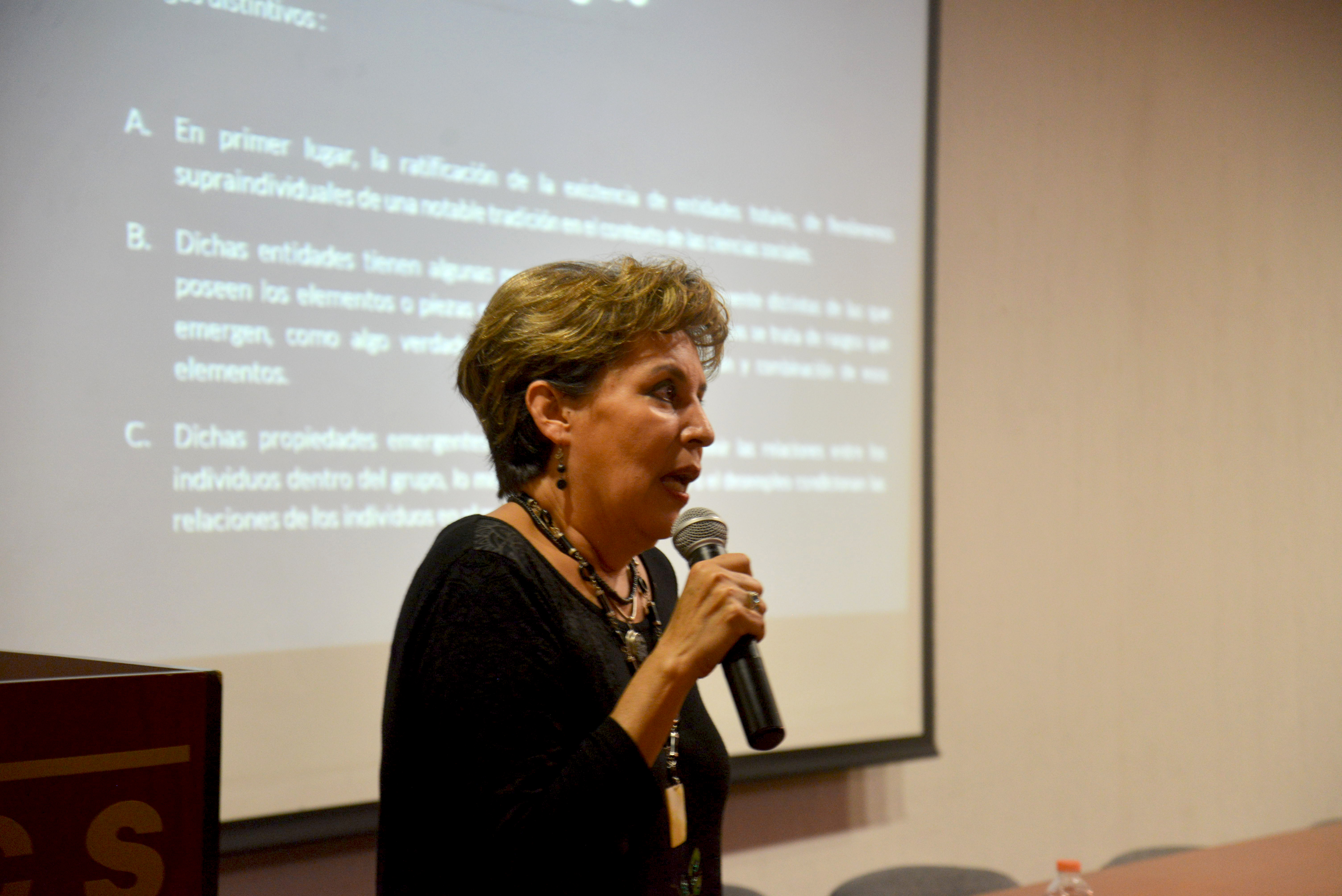 Dra Silvia Valencia dictando conferencia