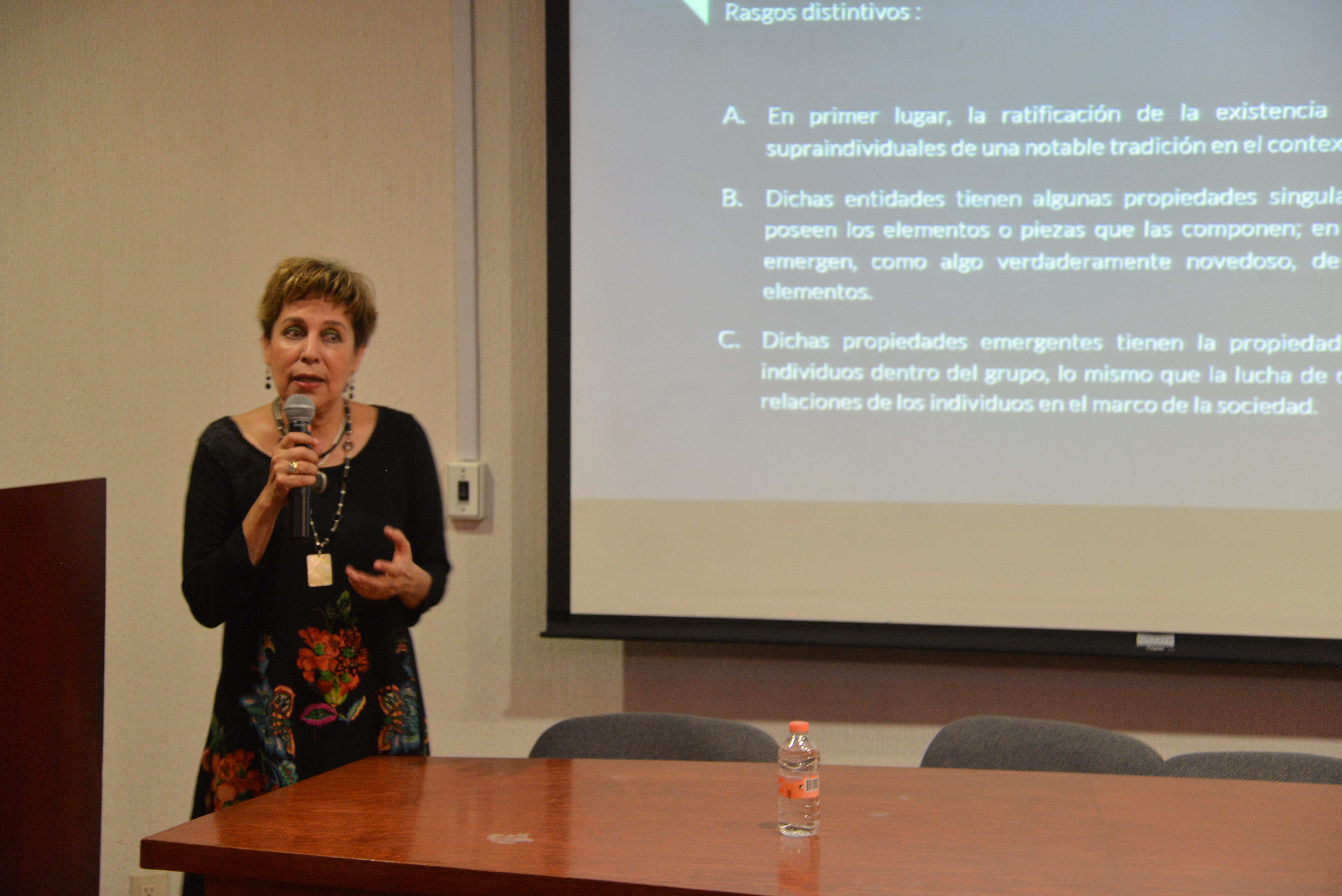 Dra Silvia Valencia de frente, dictando conferencia