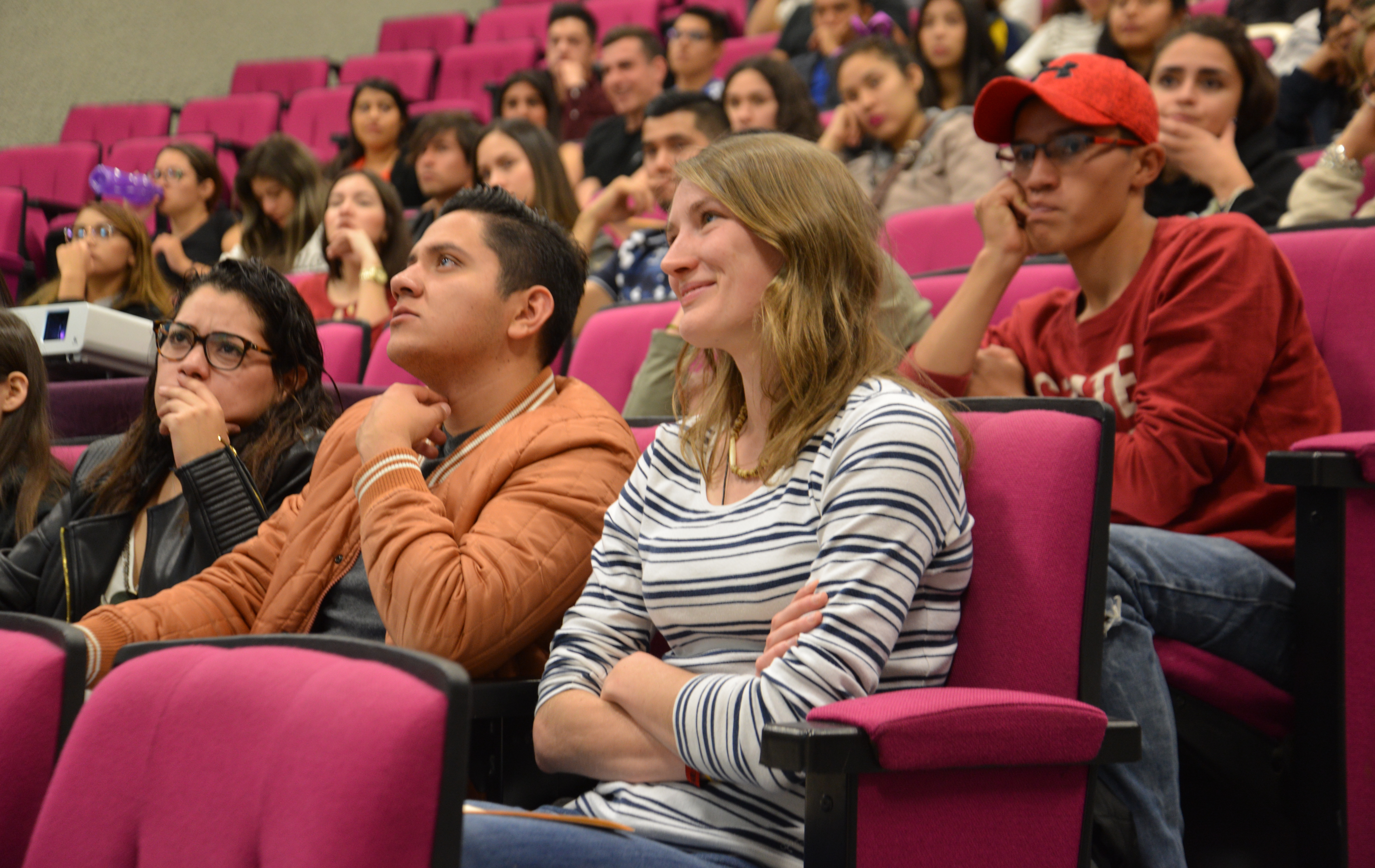 Alumno europeos en sesión de bienvenida en el CUCS 2