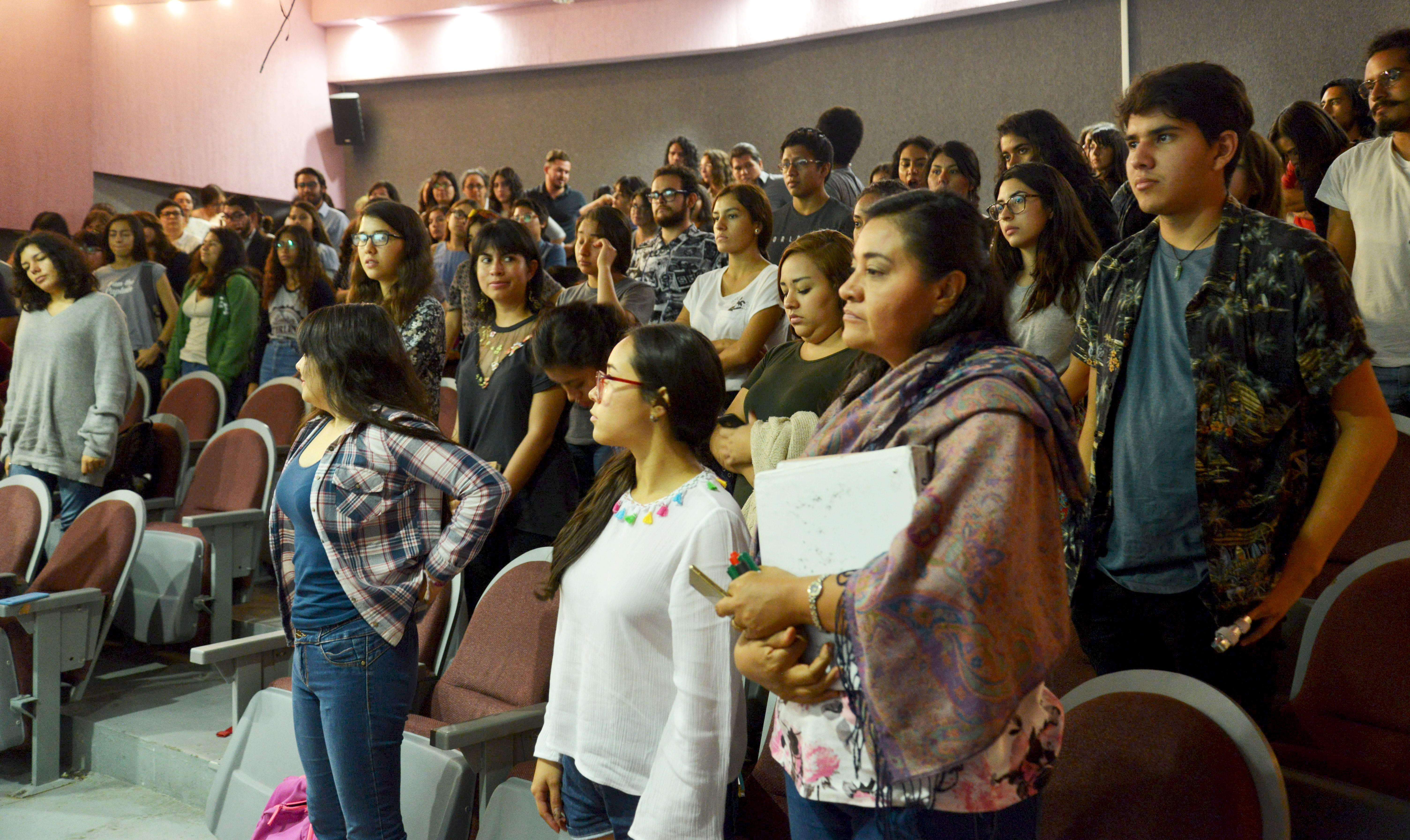 Alumnos y docentes presentes (de pie)