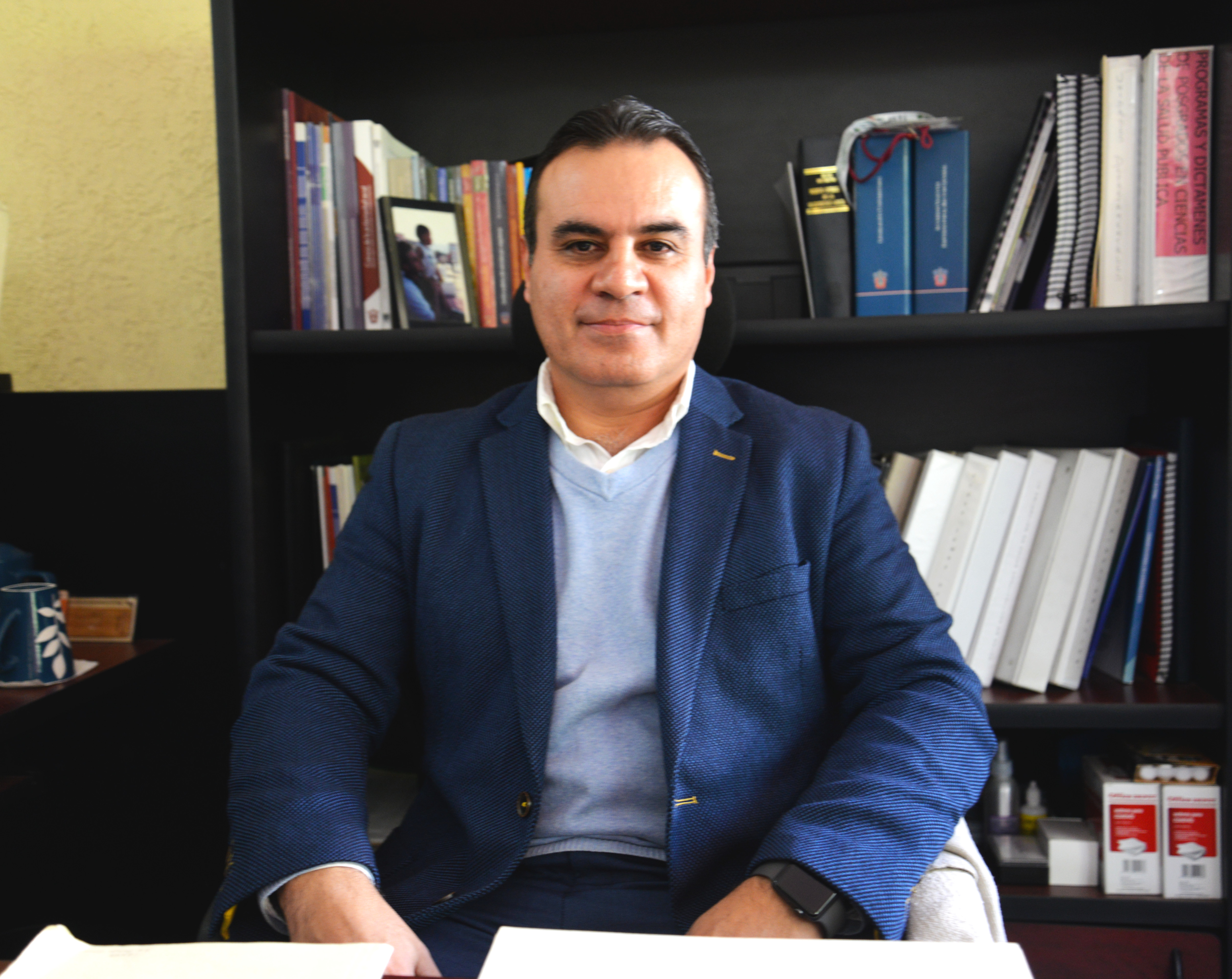 Dr. Igor Ramos Herrera posando para la foto en su oficina