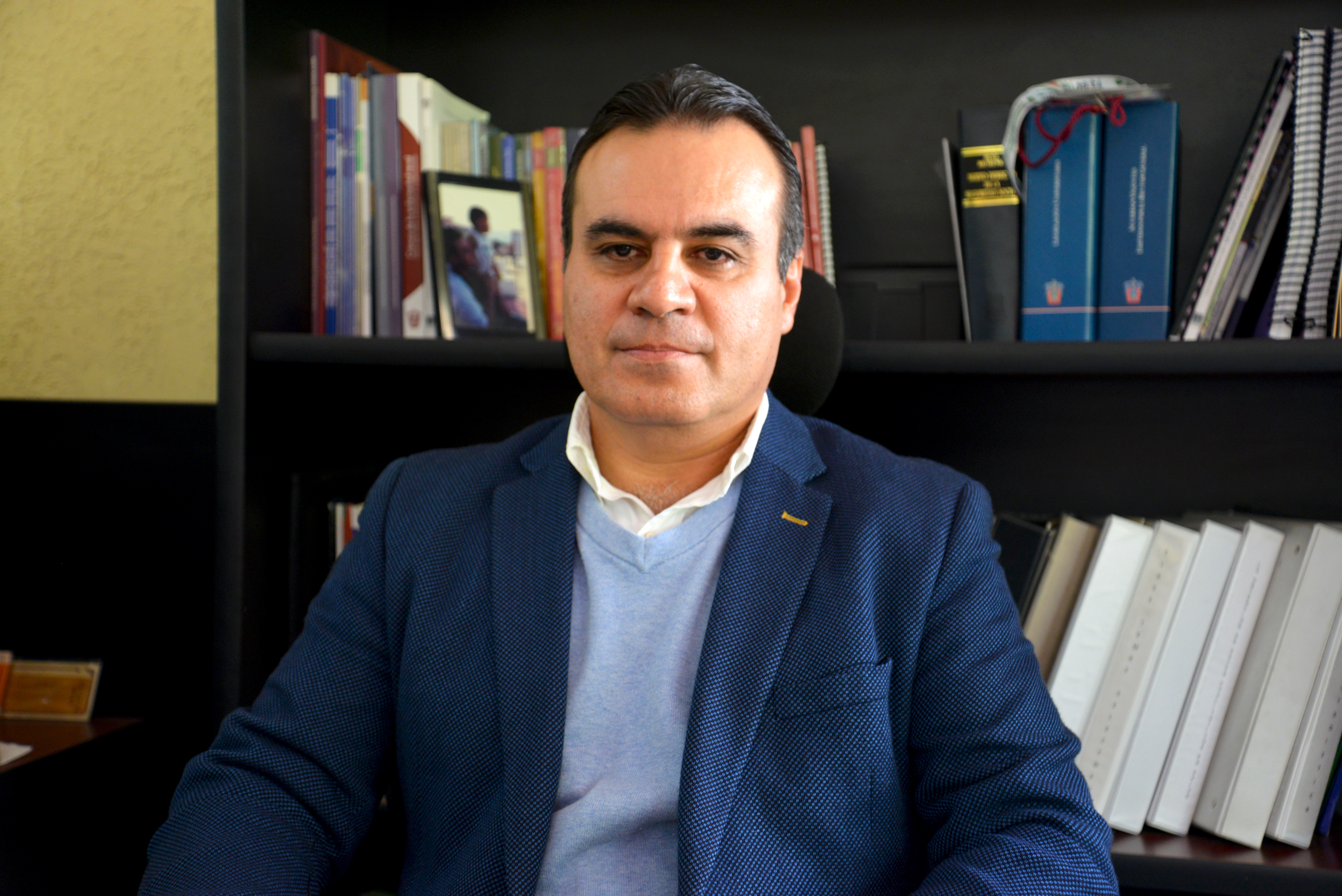 Dr. Igor Ramos Herrera posando para la foto en su oficina, de cerca