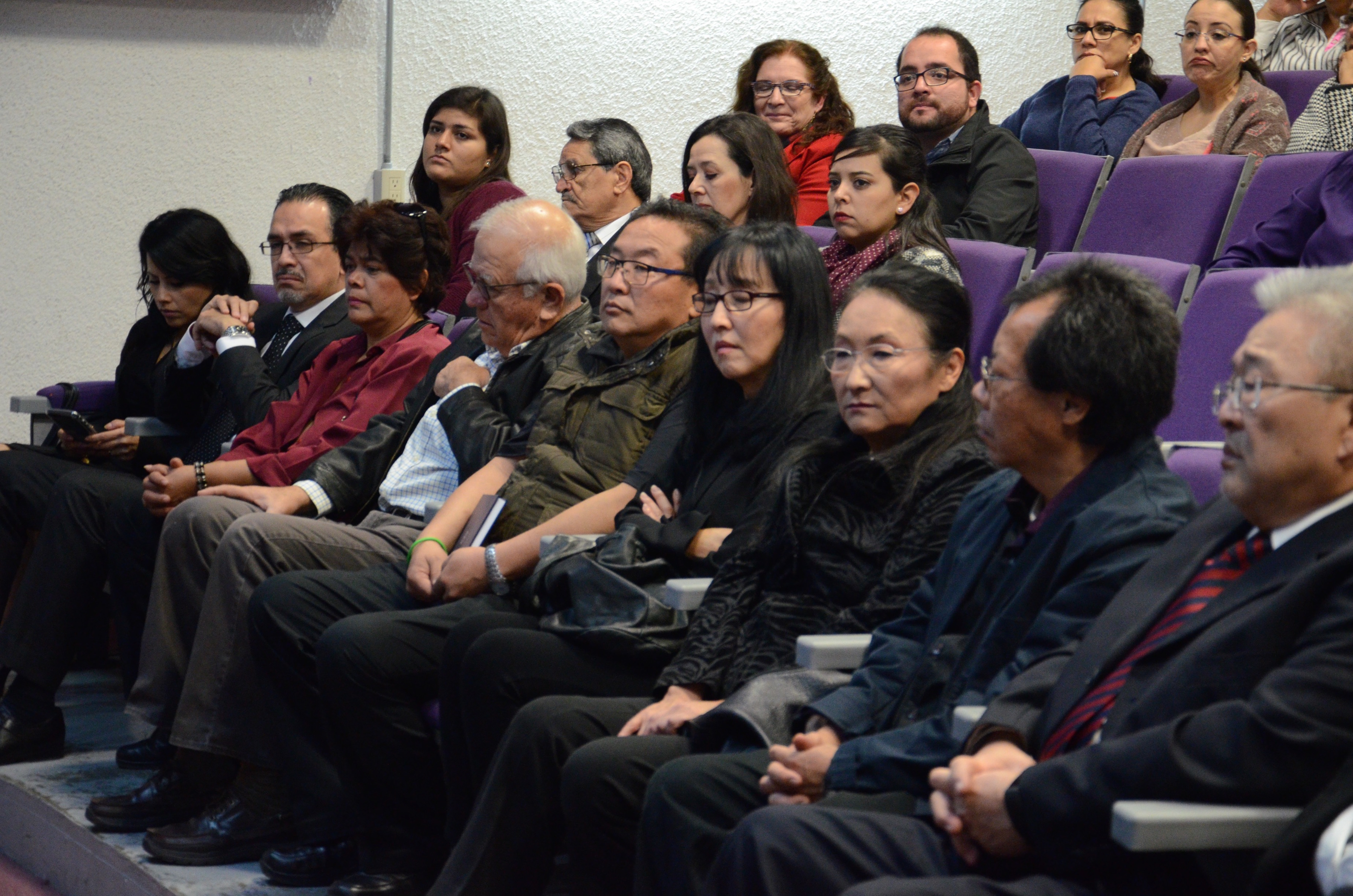 Familiares, compañeros y amigos en el Auditorio Javier García de Alba