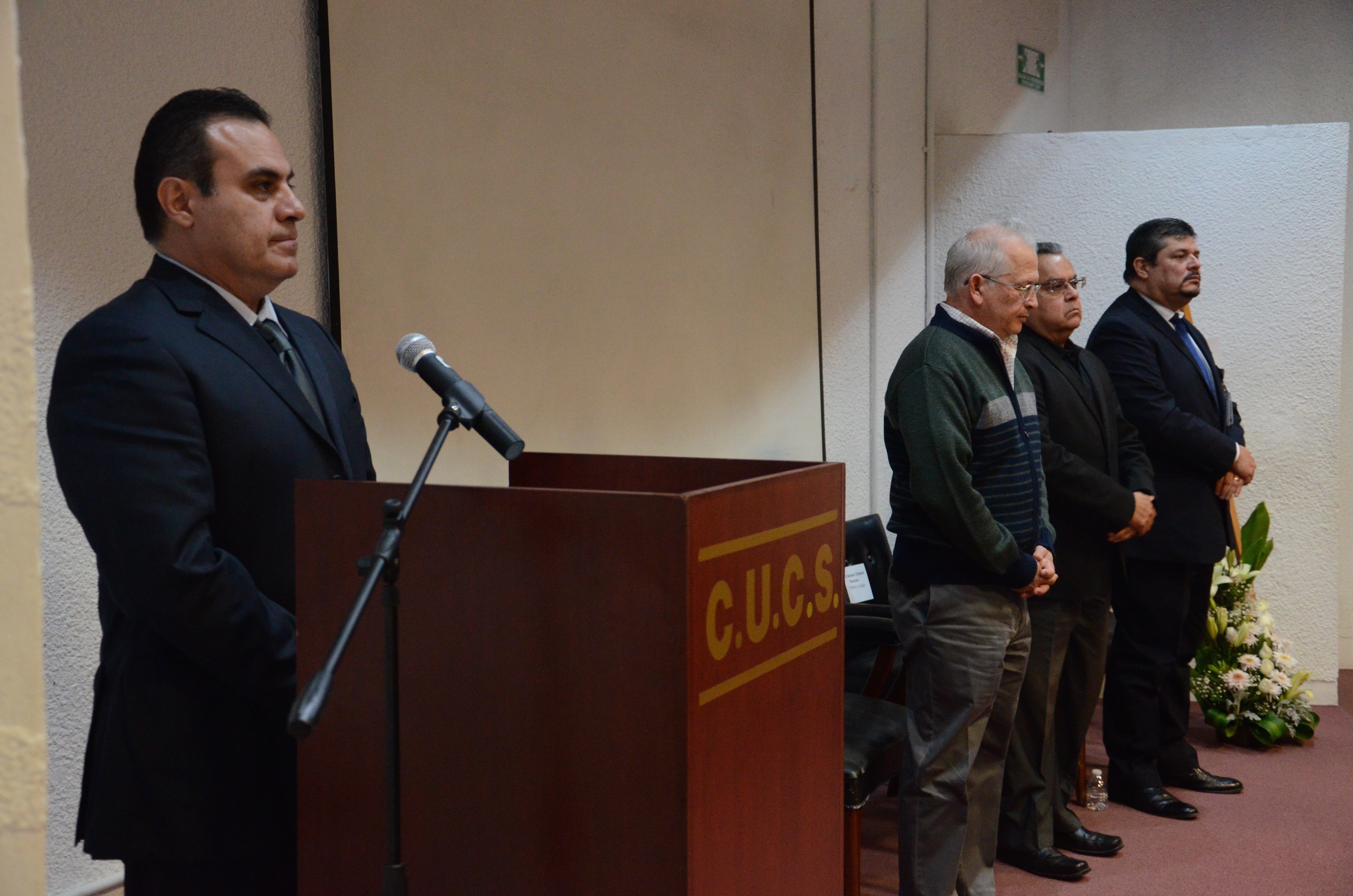 Miembros del presídium guardan un minuto de silencio