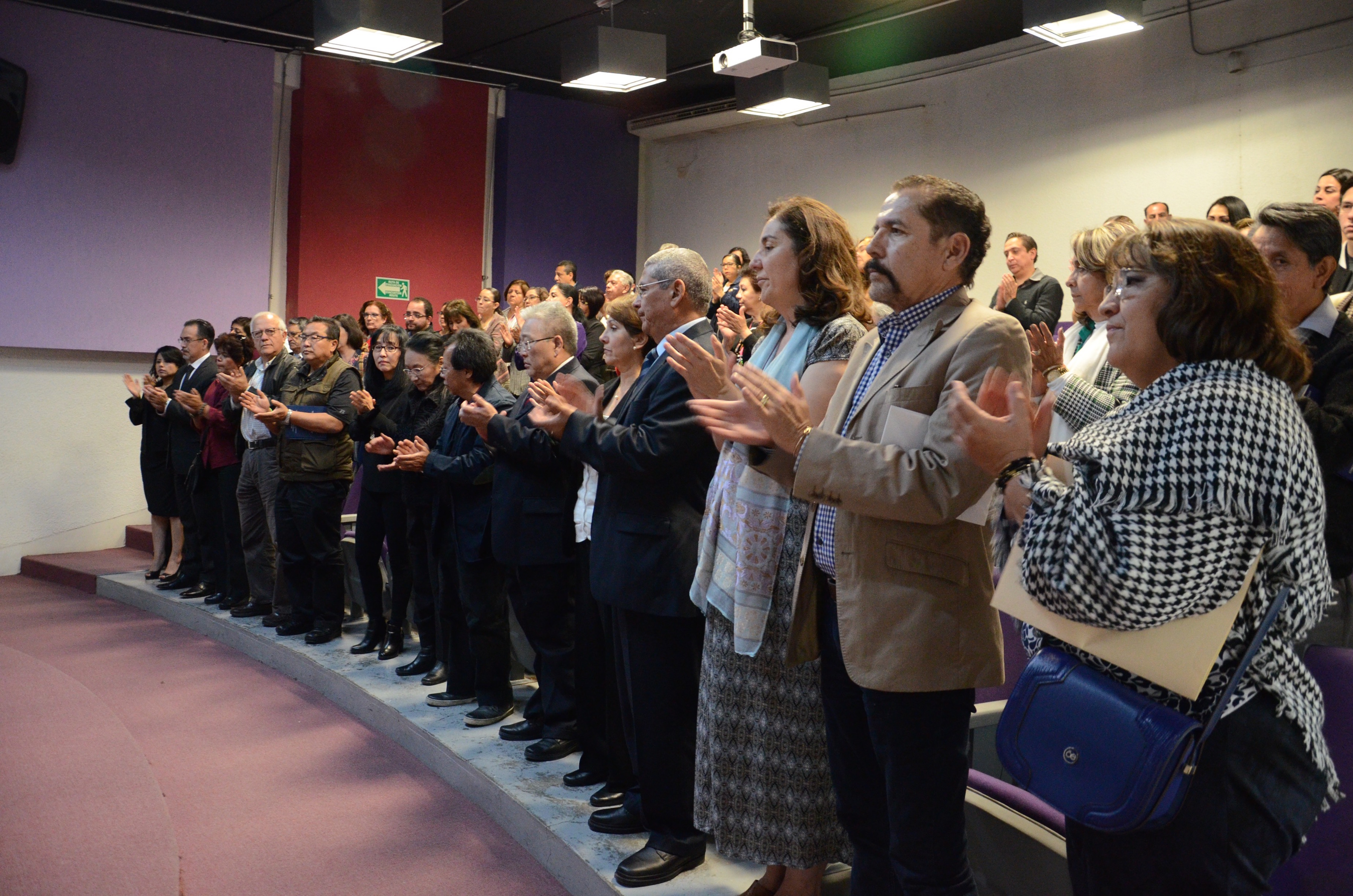 Auditorio despide con aplausos al Dr. Roberto Kumasawa