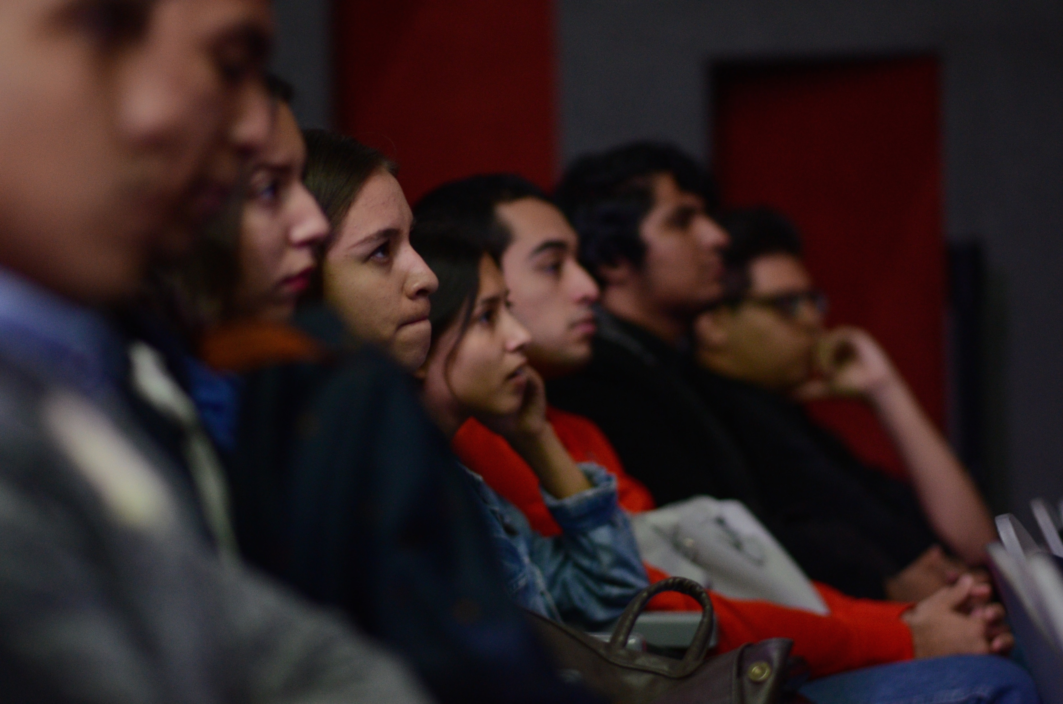 Alumnos nuevos atentos durante el Curso de Inducción