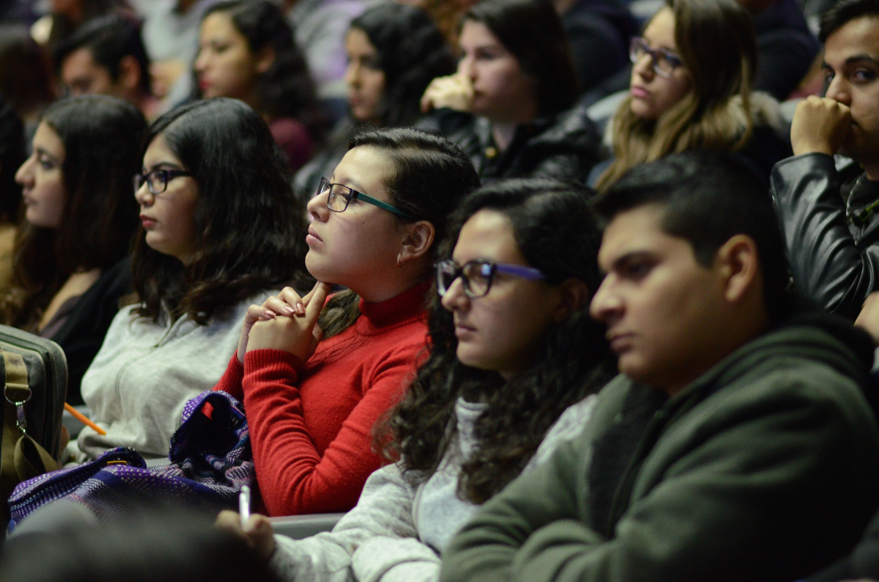 Toma 2 alumnos nuevos atentos durante el Curso de Inducción