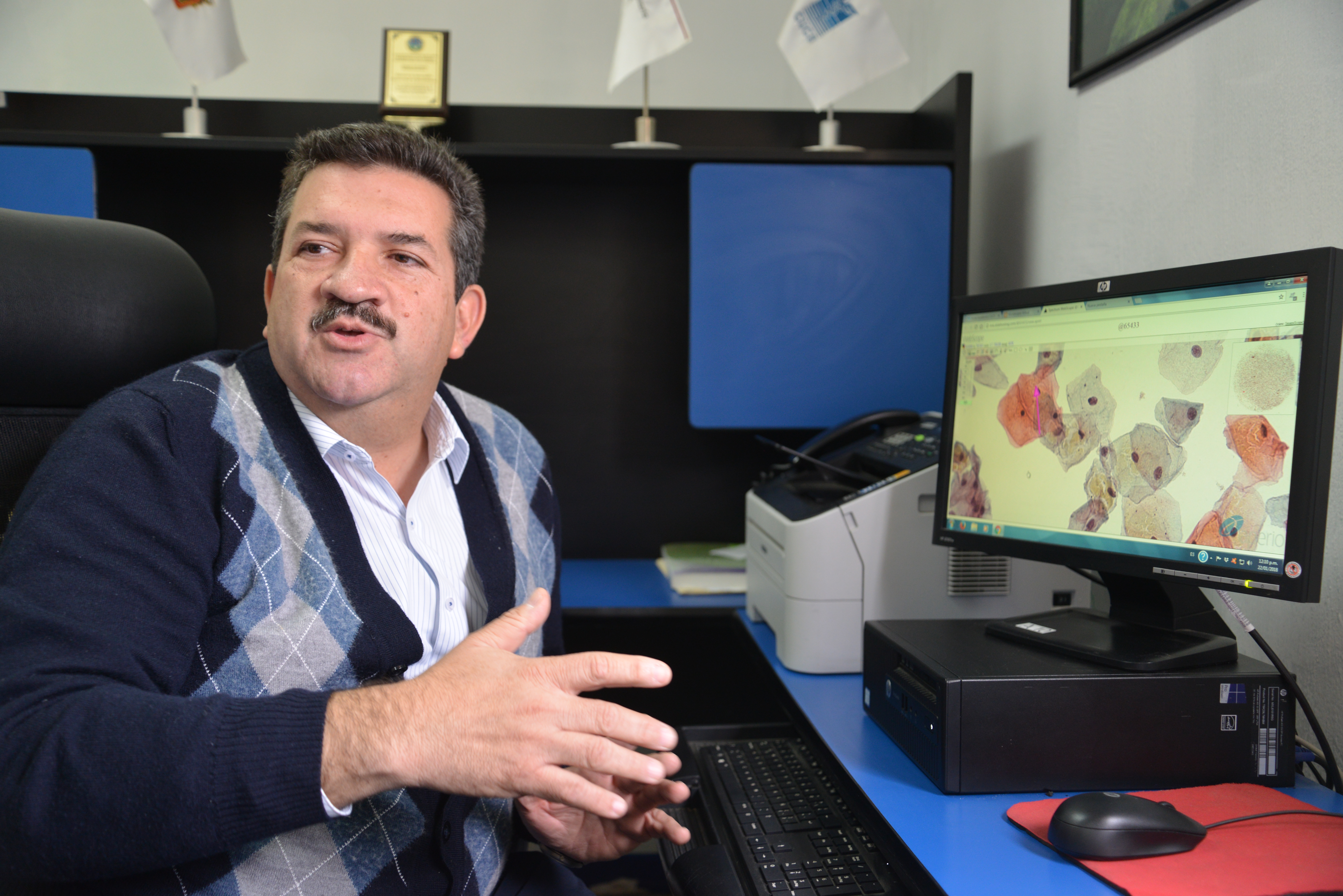 Dr. Bañuelos explica la utilización del microscopio virtual
