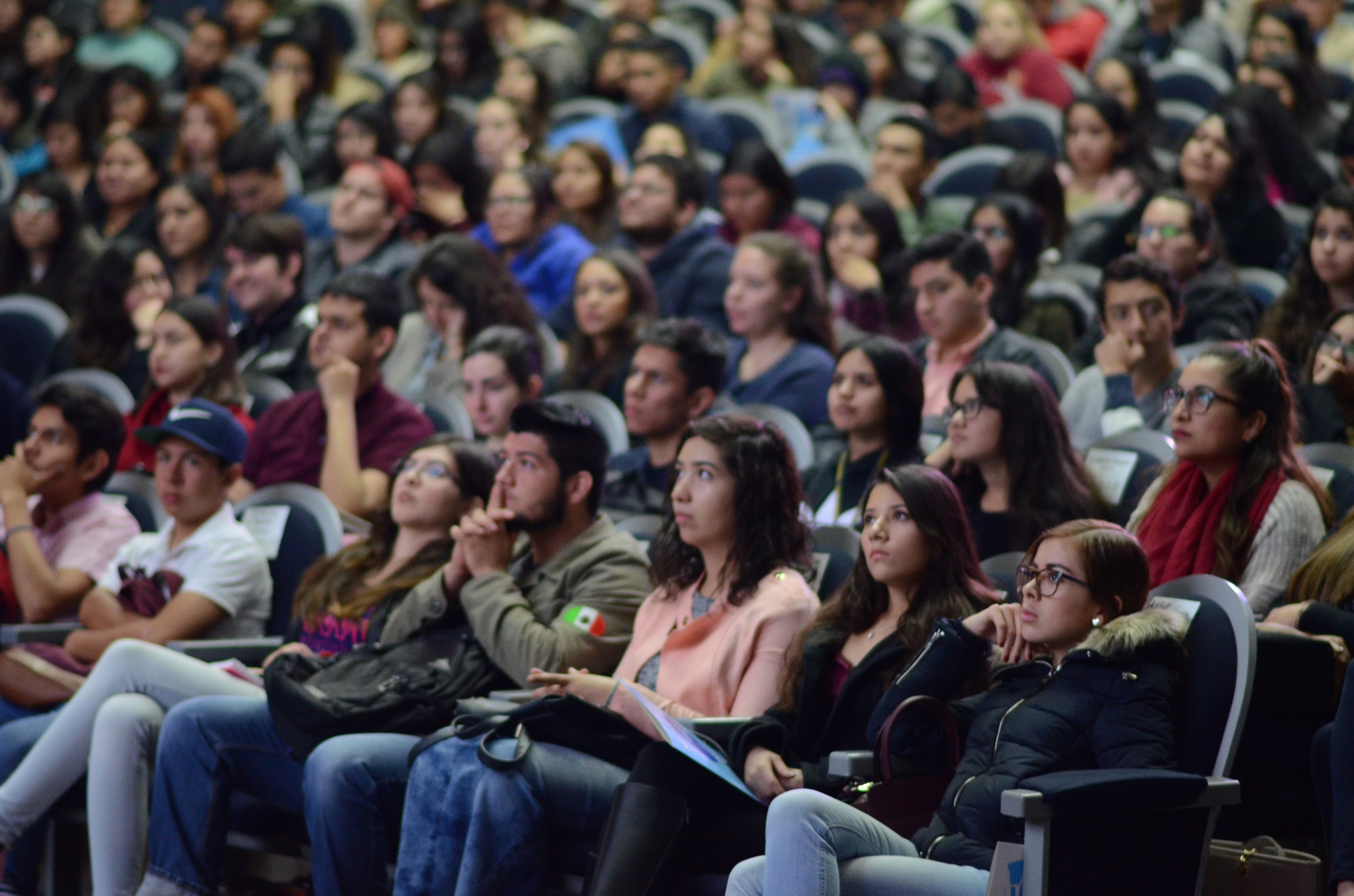 Toma 2 auditorio lleno de nuevos alumnos
