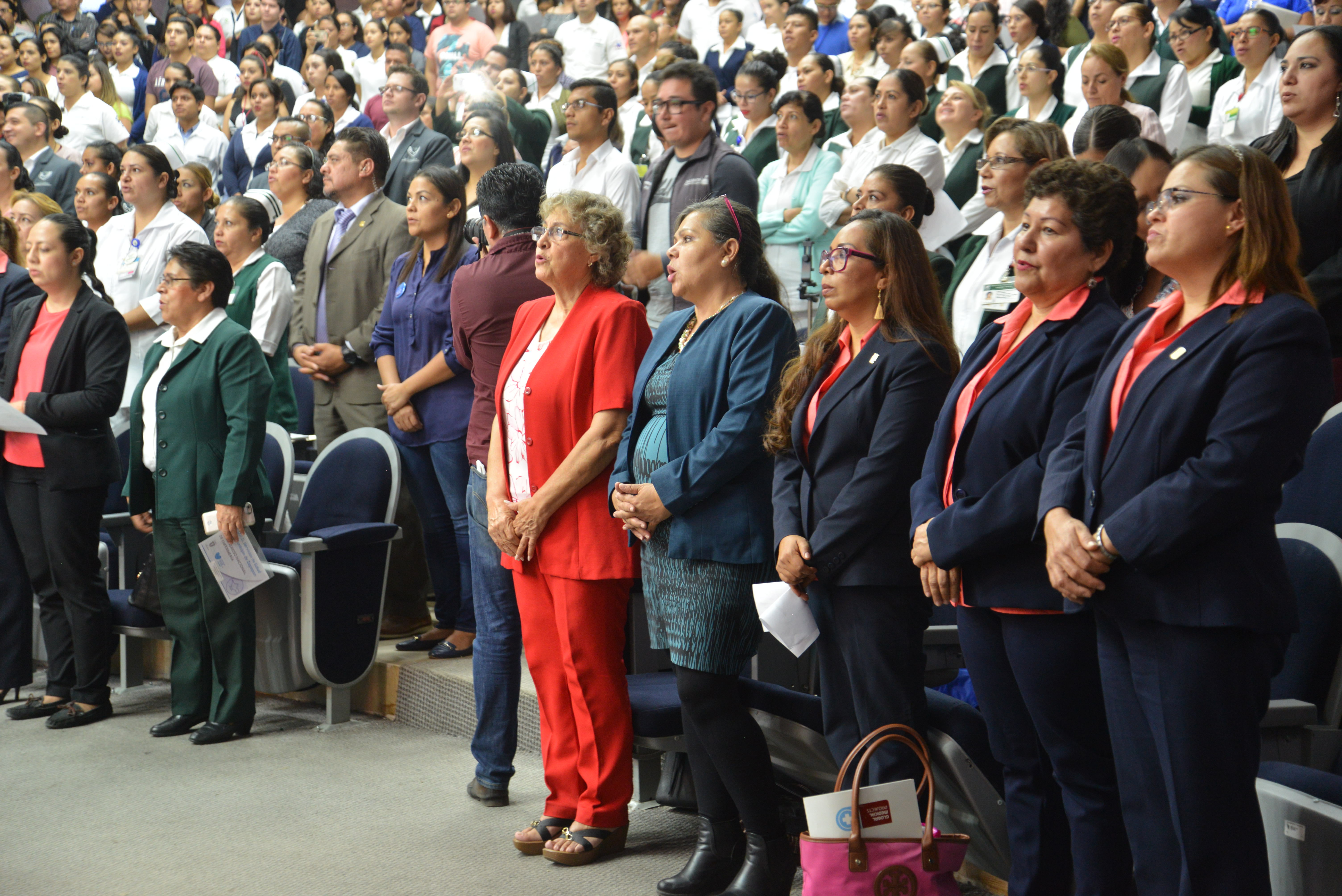 Académicos y estudiantes de enfermería presentes en el foro
