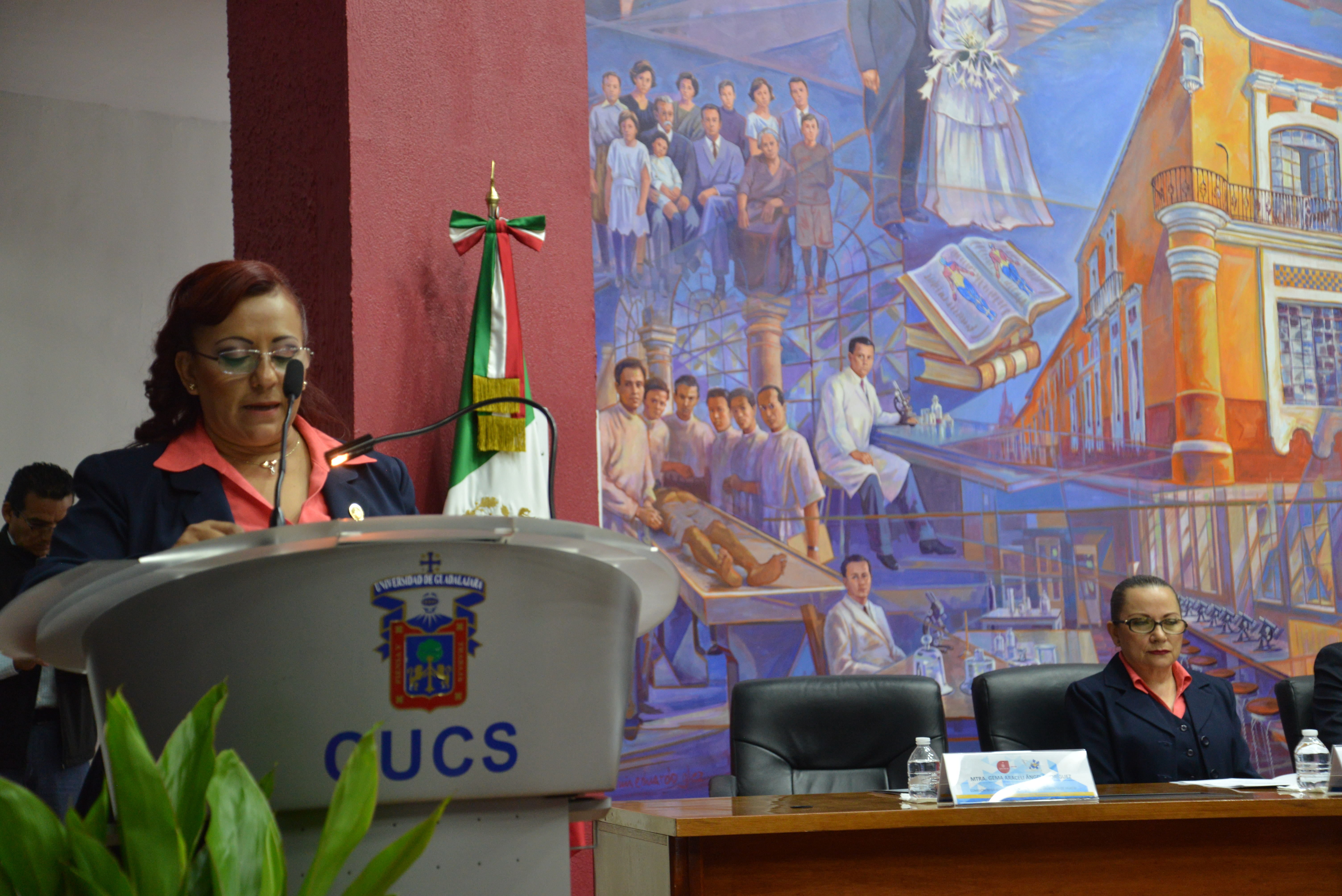 Mtra. Gema Ángel dando discurso durante foro