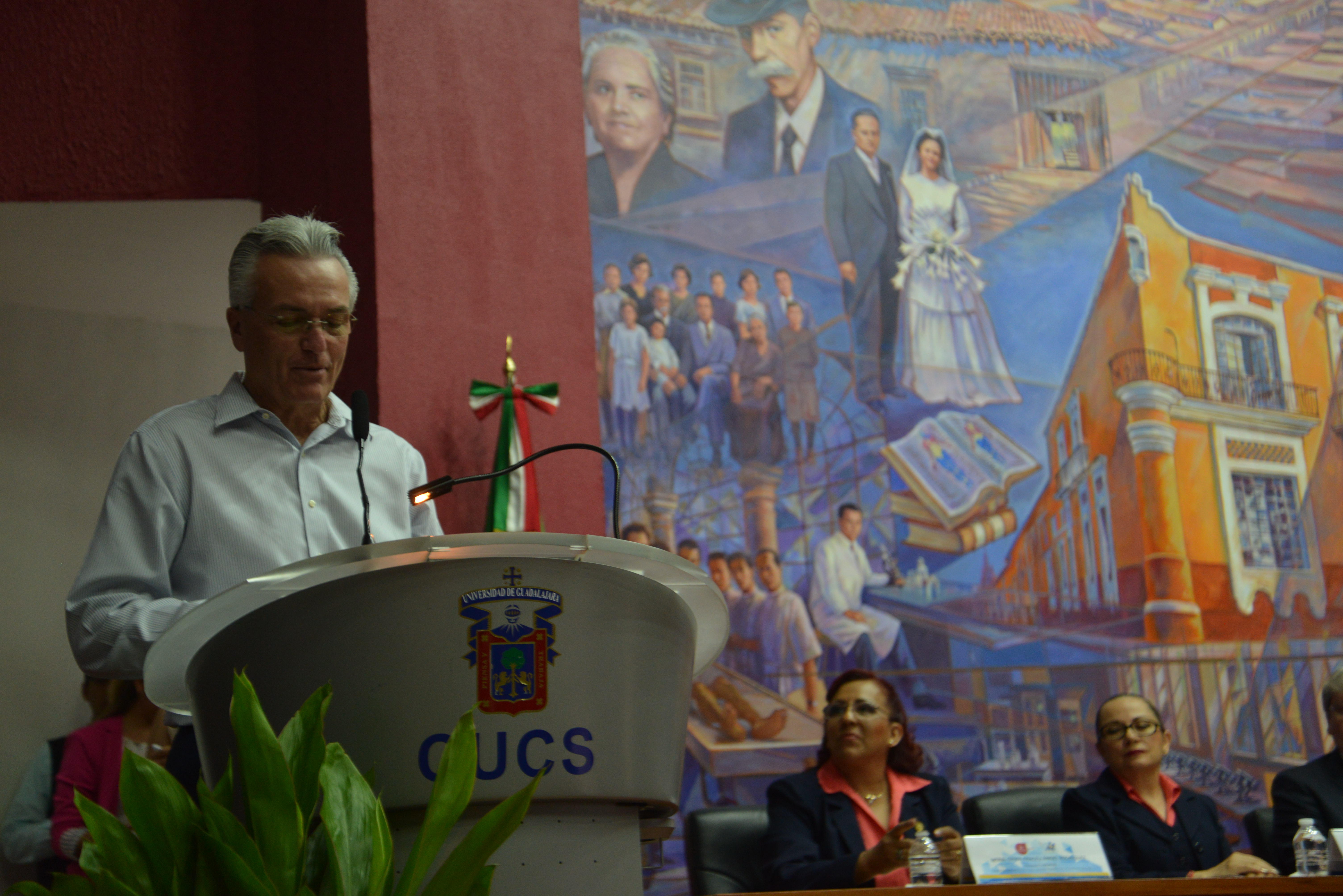 Dr. Alfonso Petersen dando mensaje en el foro