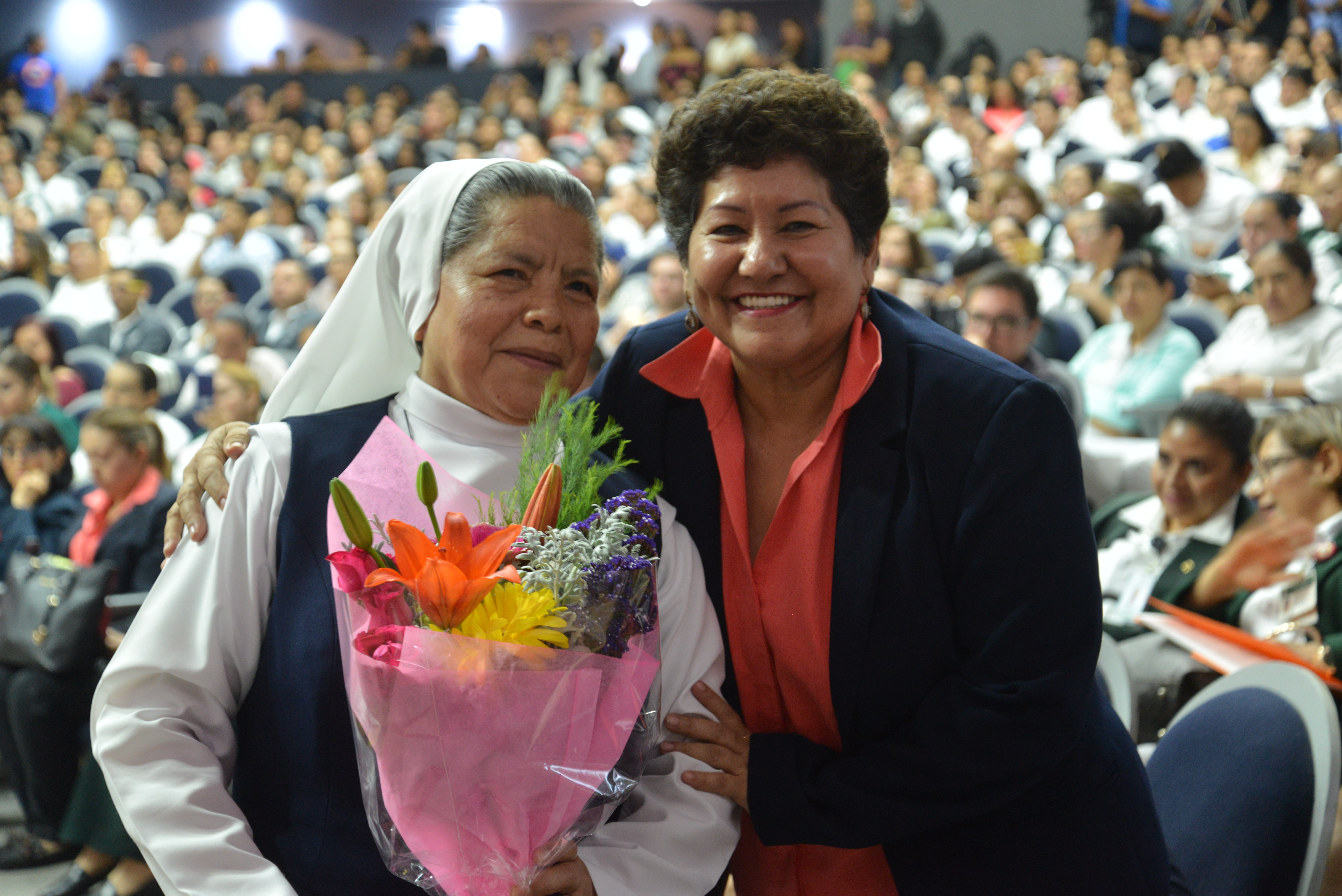 Sor Esthela Primero y la Dra. Olga Romero 