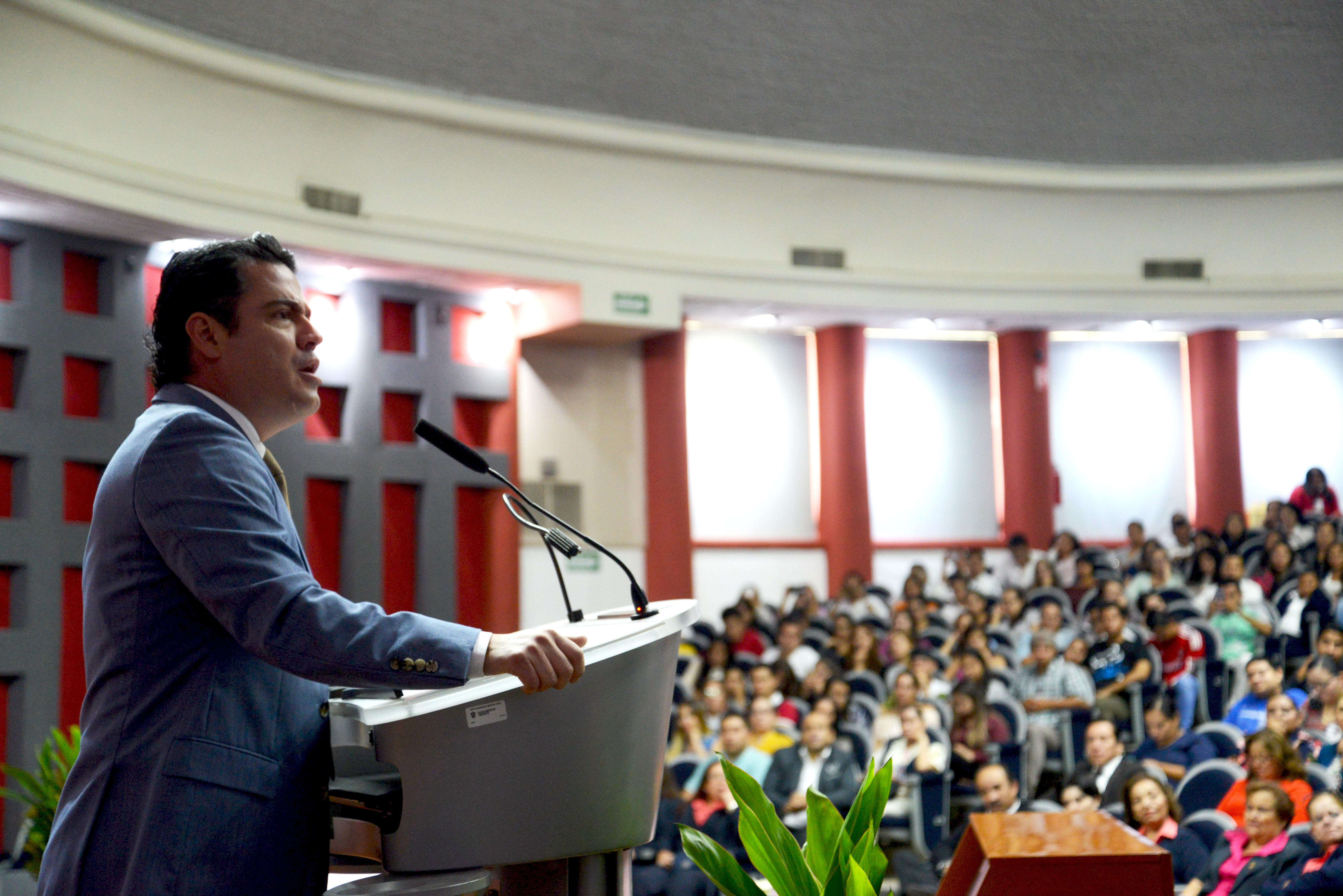 Gobernador de Jalisco inaugurando foro