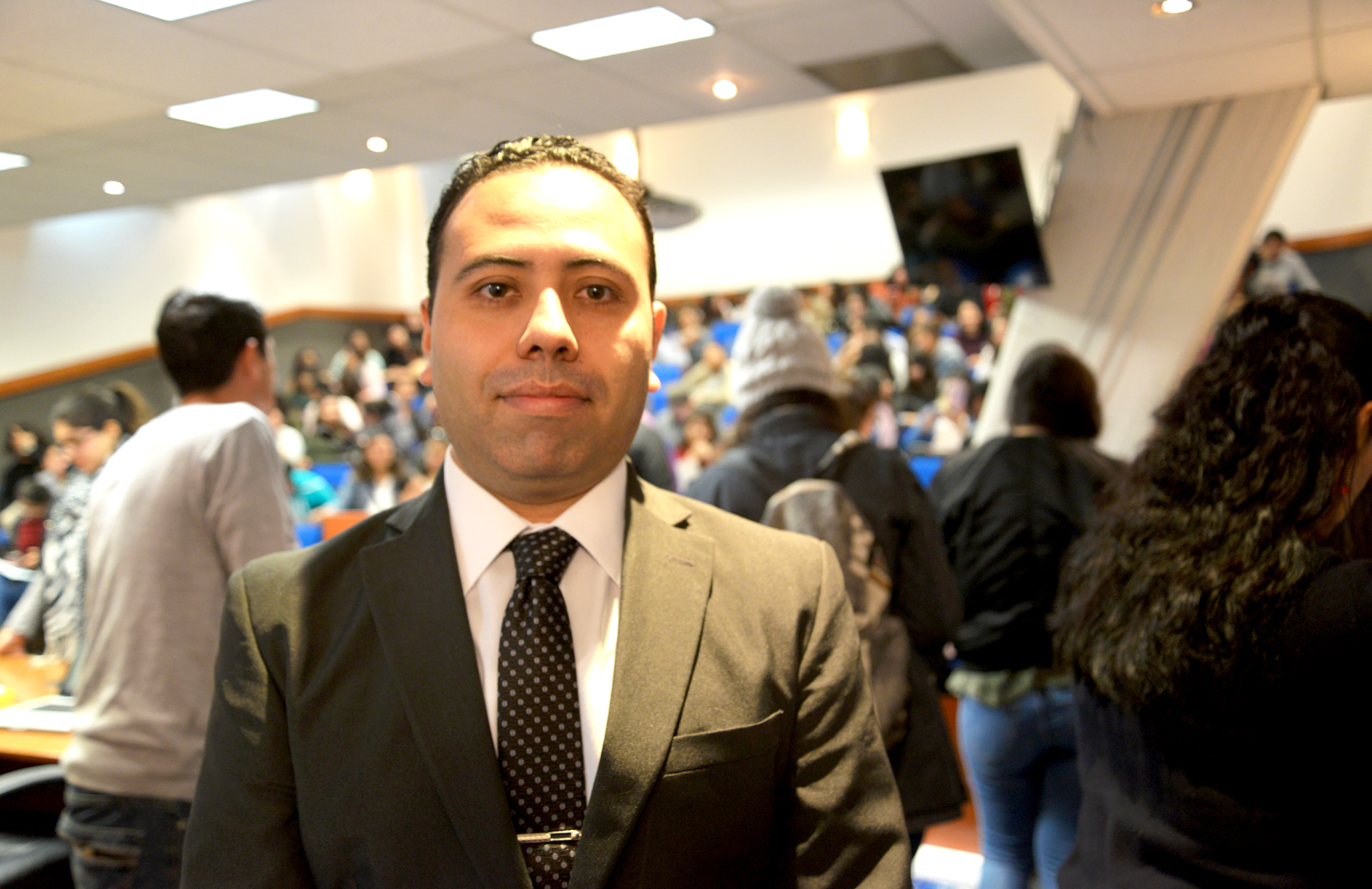 Dr. Daniel Román Rojas en el auditorio de Patología