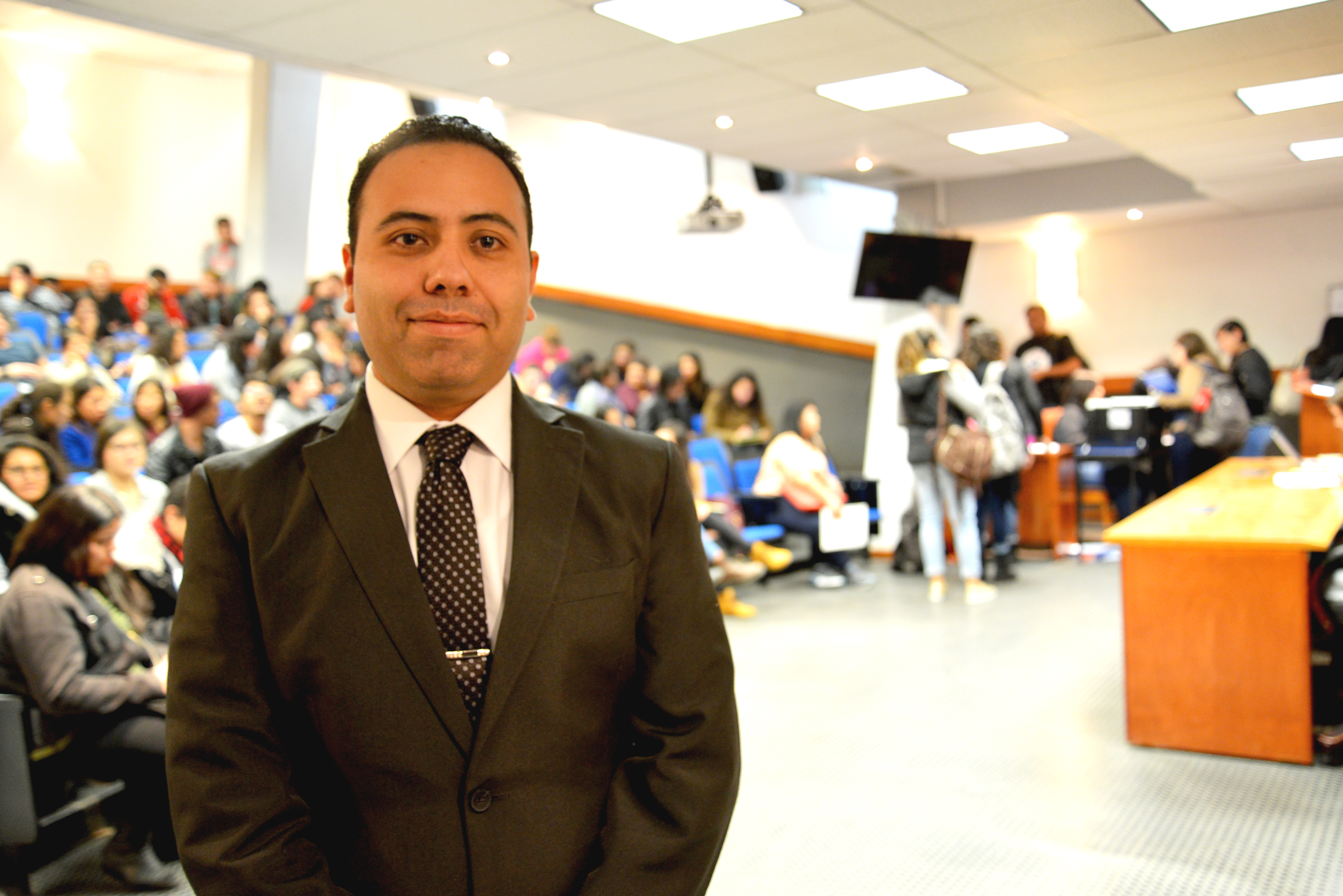 Dr. Daniel Román en el auditorio de Patología 2