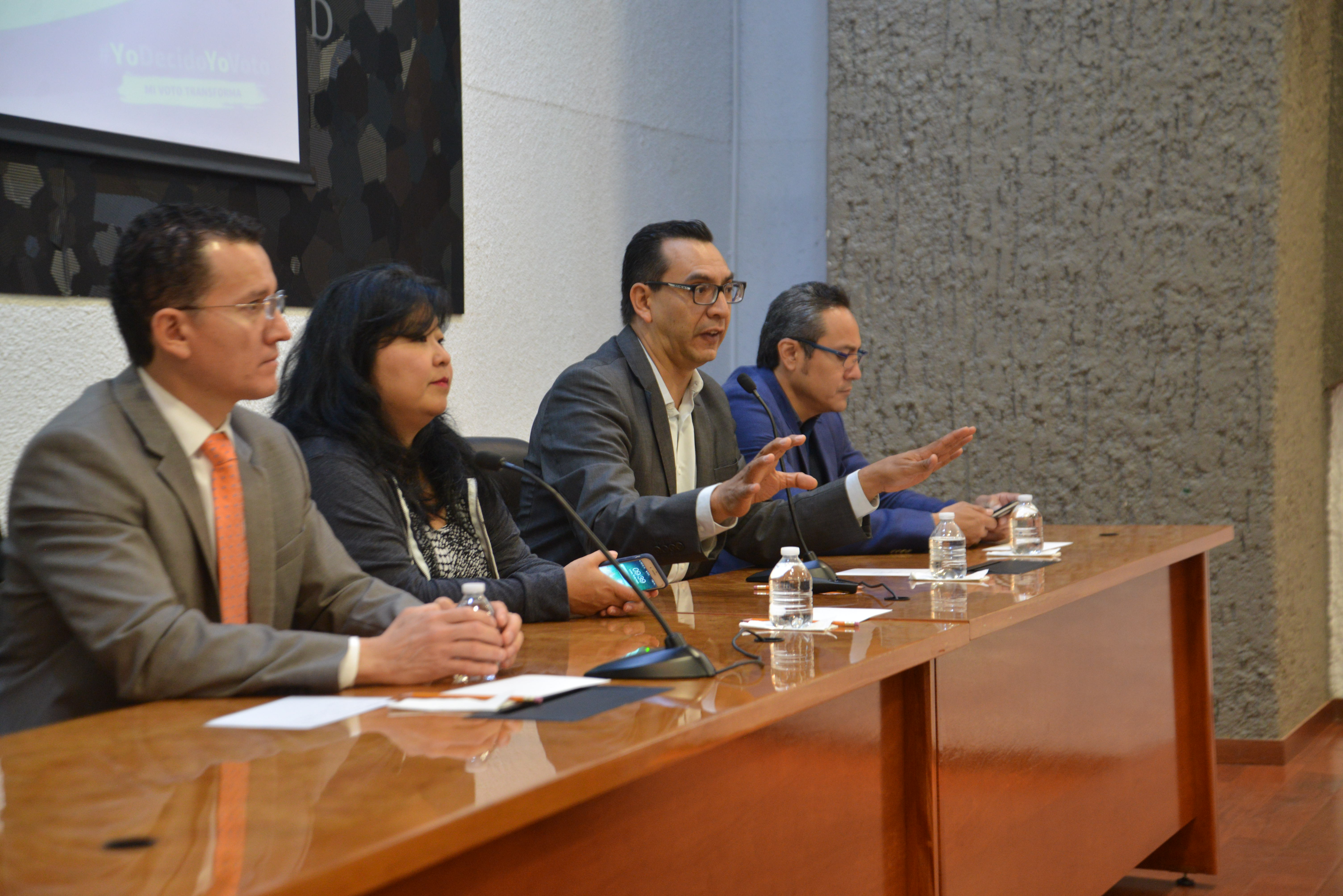 Funcionario del IEPC haciendo uso de la voz en el presídium