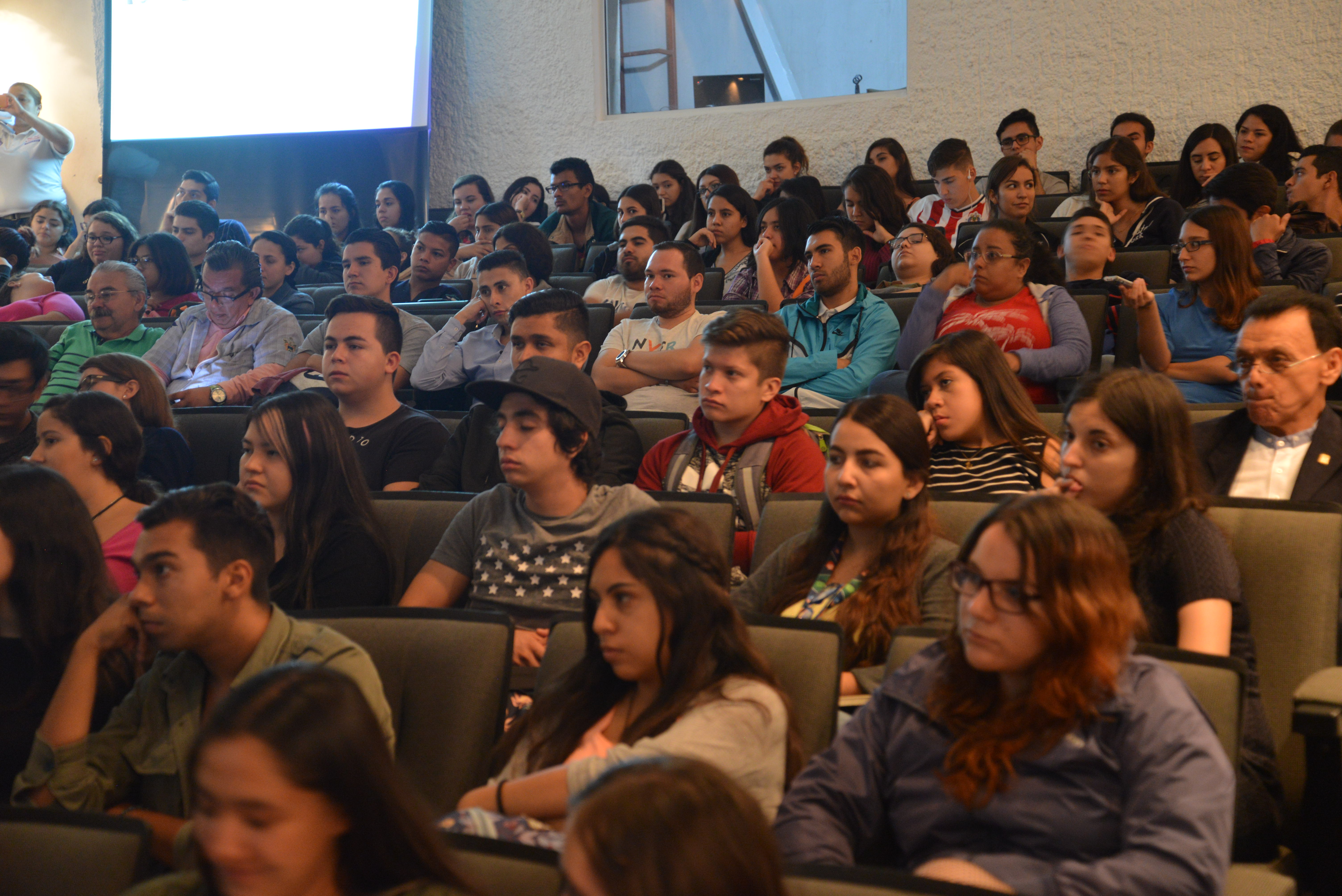 Auditorio lleno de alumnos y docentes