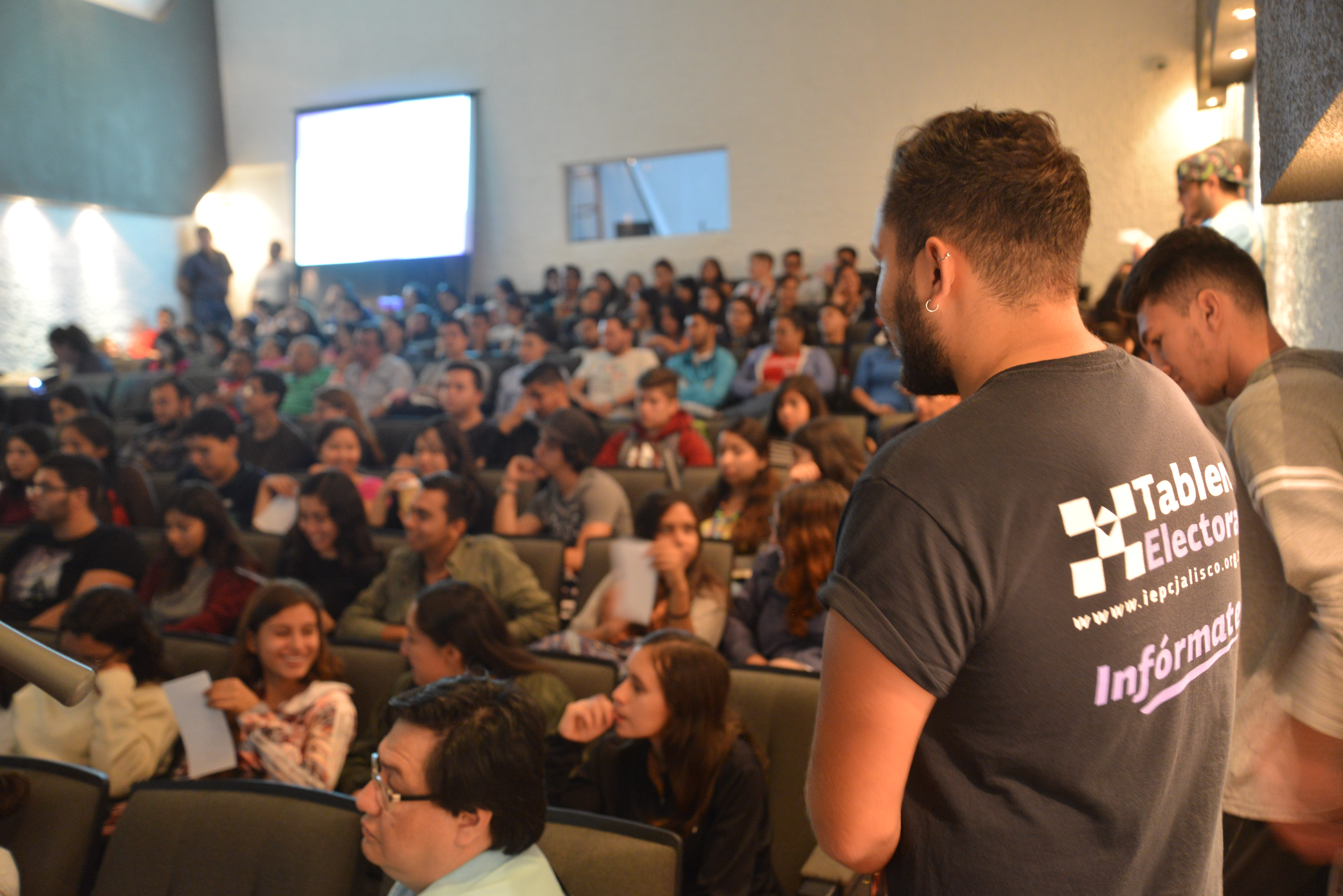 Jóvenes del IEPC haciendo participar a los jóvenes del CUCS