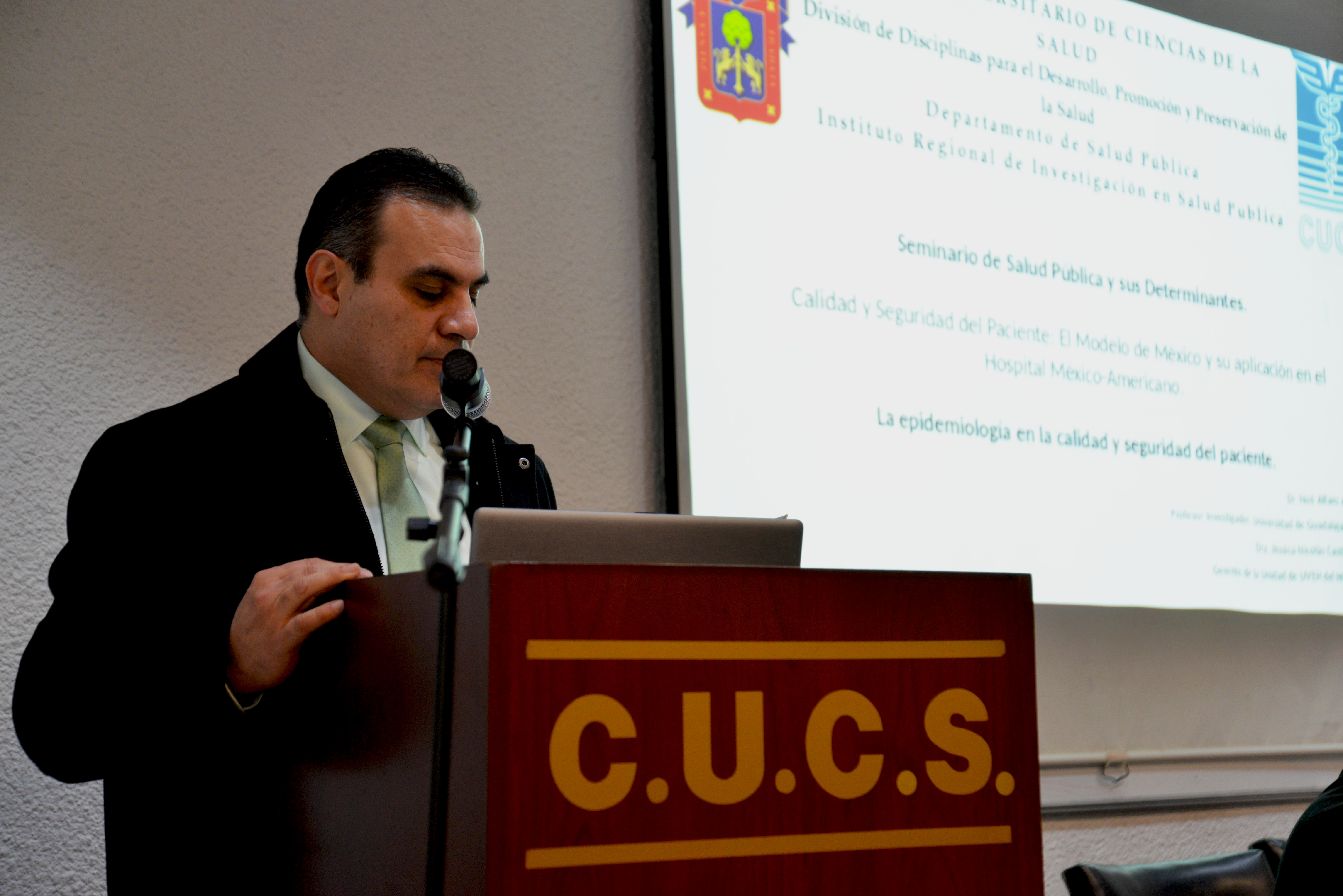 Dr. Igor Ramos al micrófono dando mensaje de bienvenida