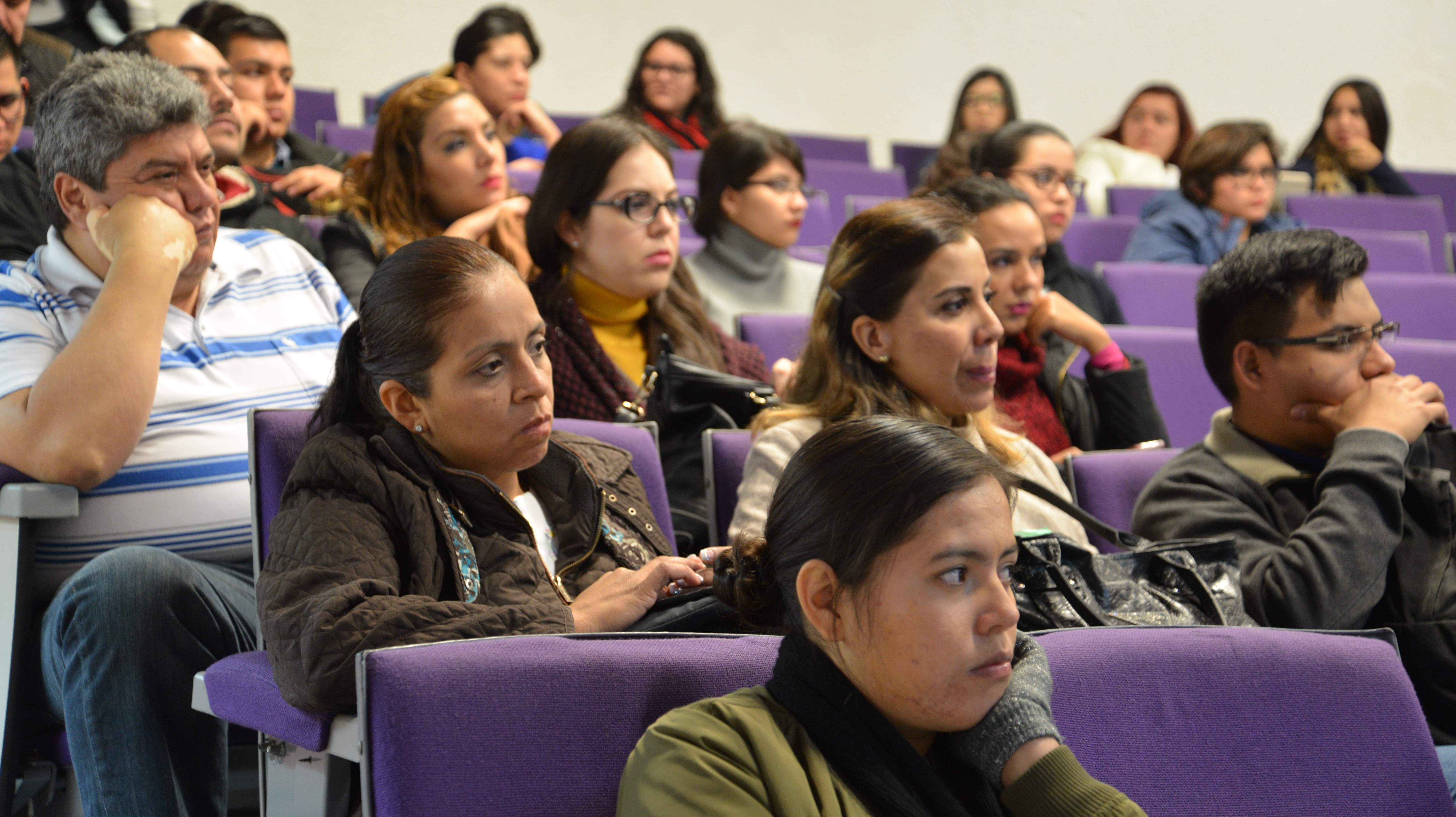 Académicos y estudiantes asistentes a la conferencia