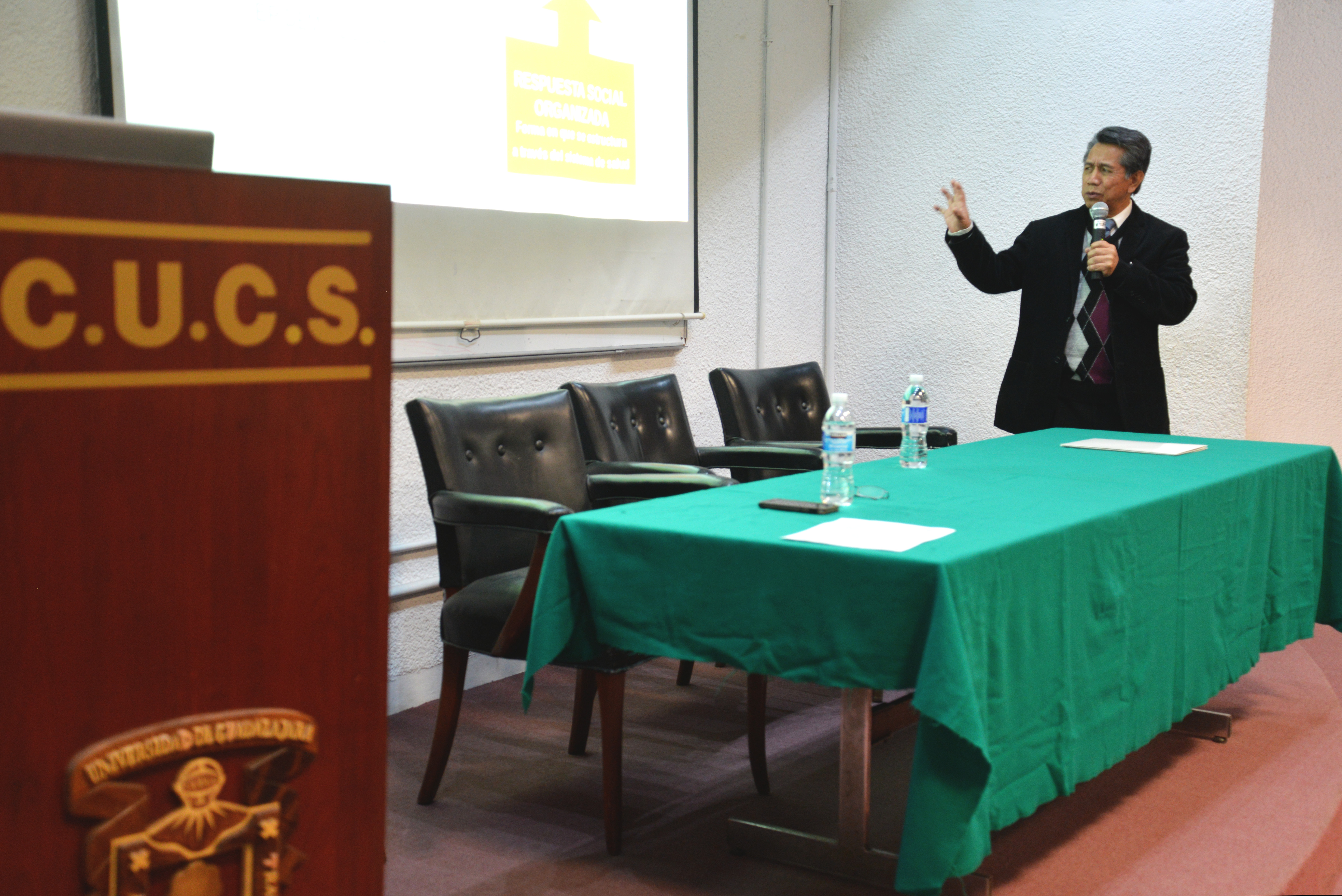 Dr. Noé Alfaro exponiendo su conferencia