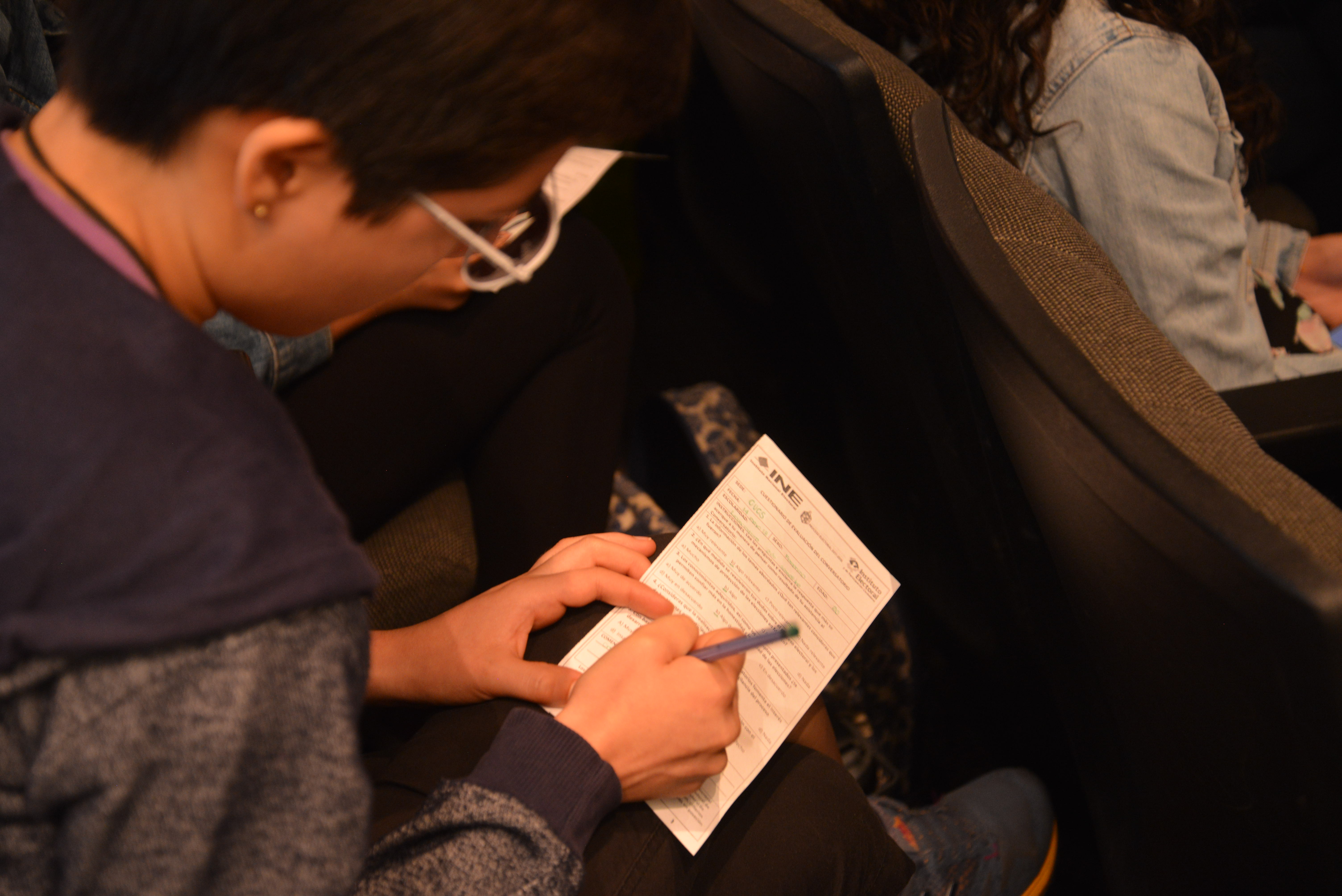 Estudiante tomando nota