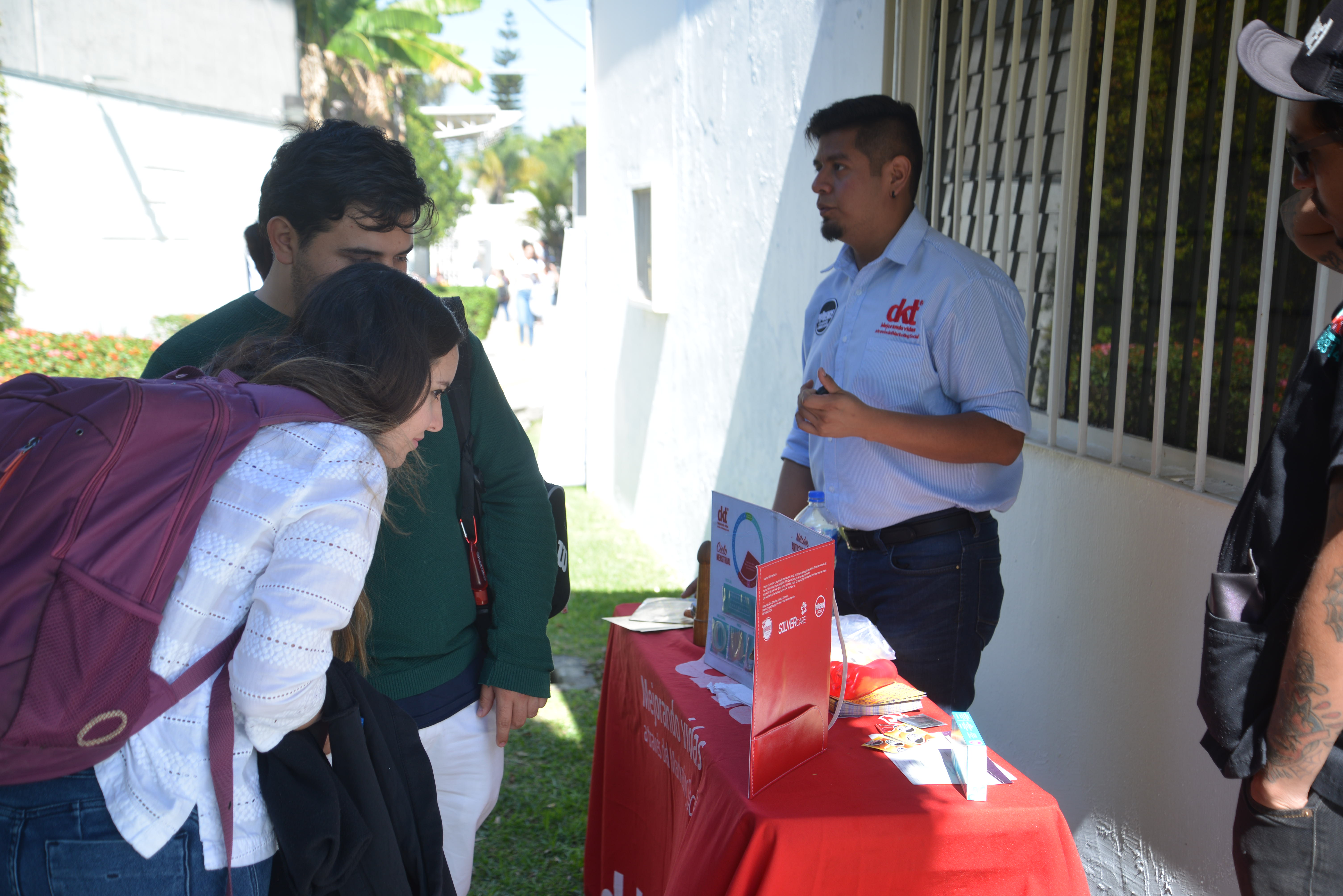 Alumnos del CUCS buscando información en el módulo de anticoncepción