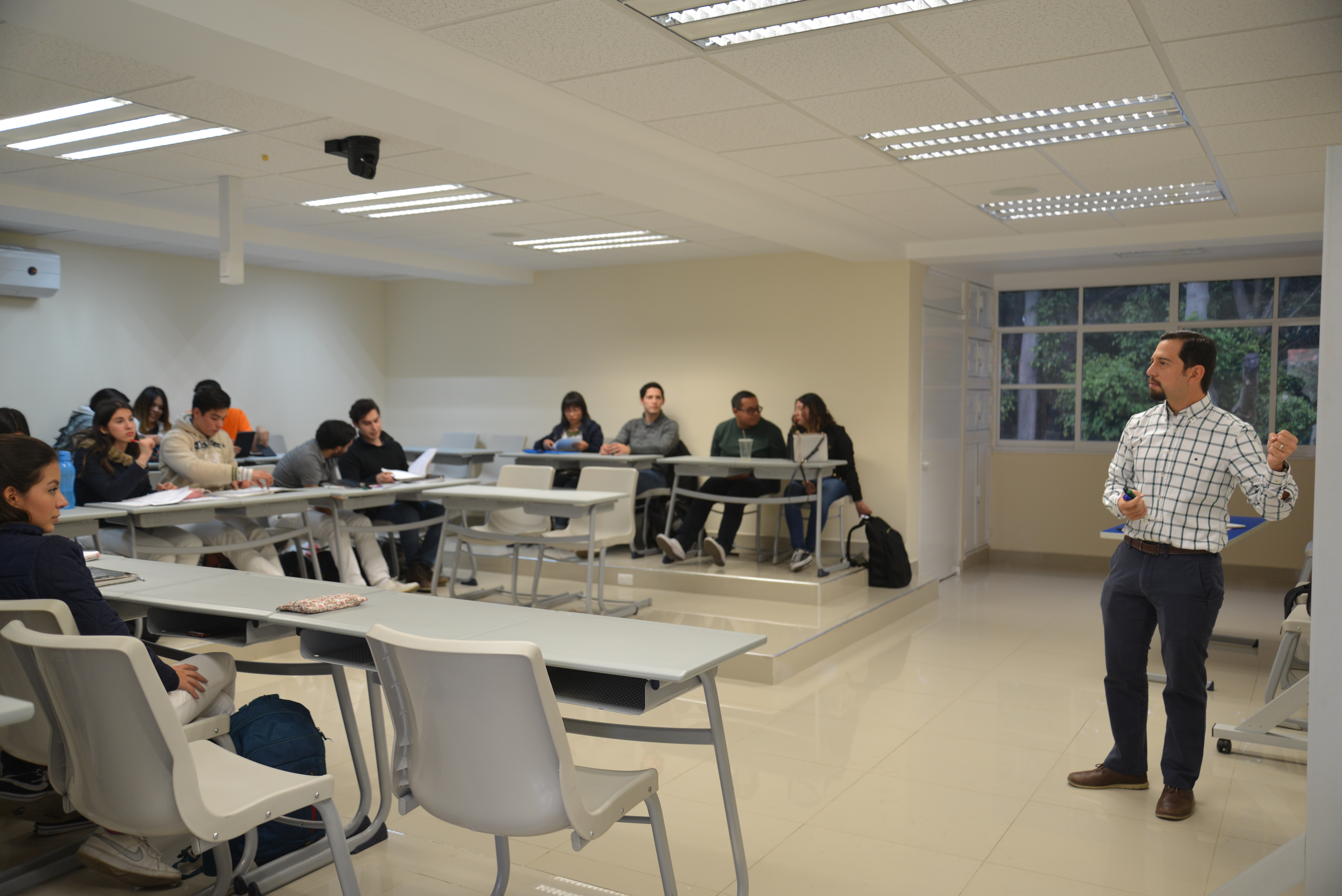 Maestro del CUCS en aula impartiendo clases