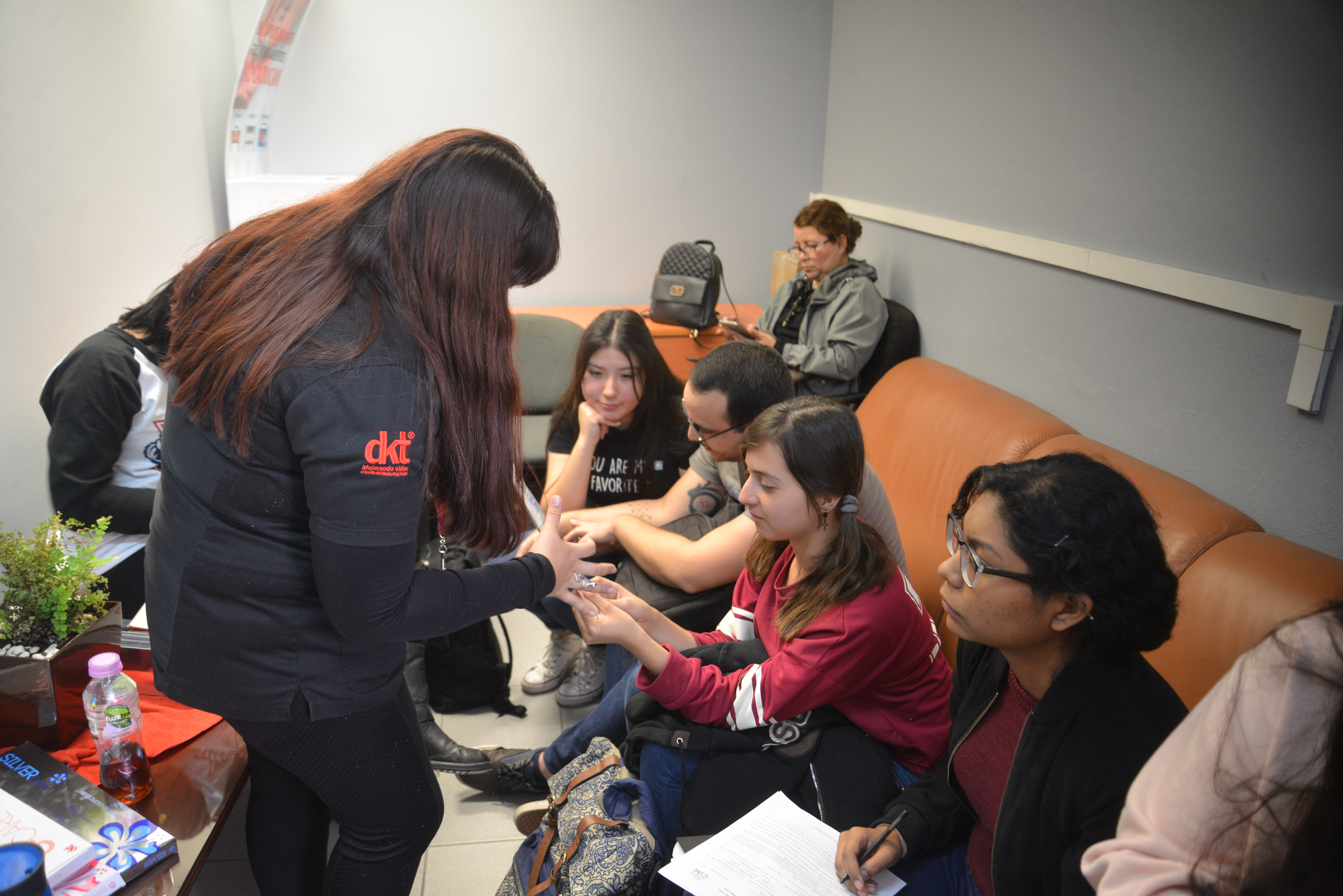 Alumnos del CUCS en sala de espera del consultorio