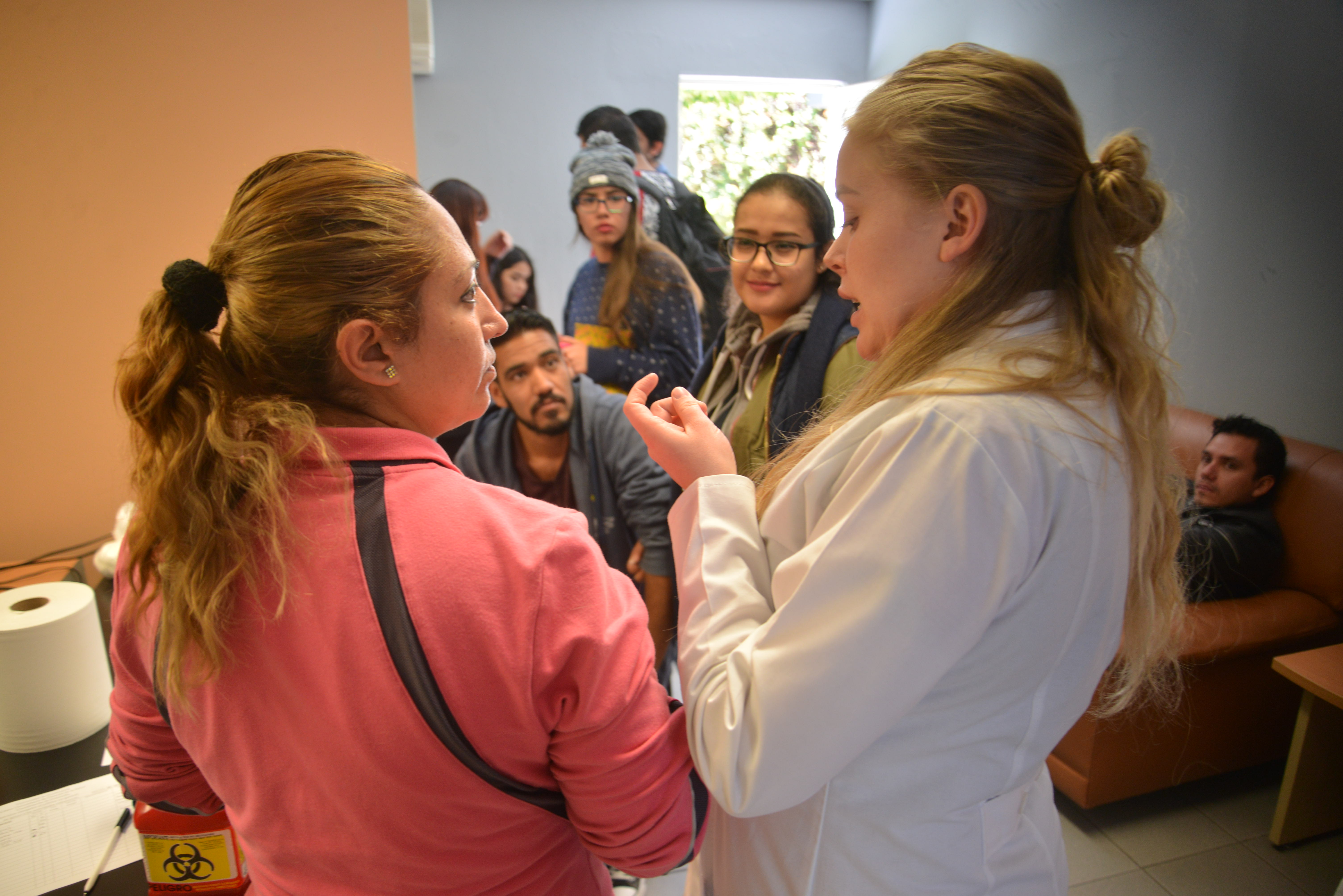 Pasante de medicina asesorando a una usuaria