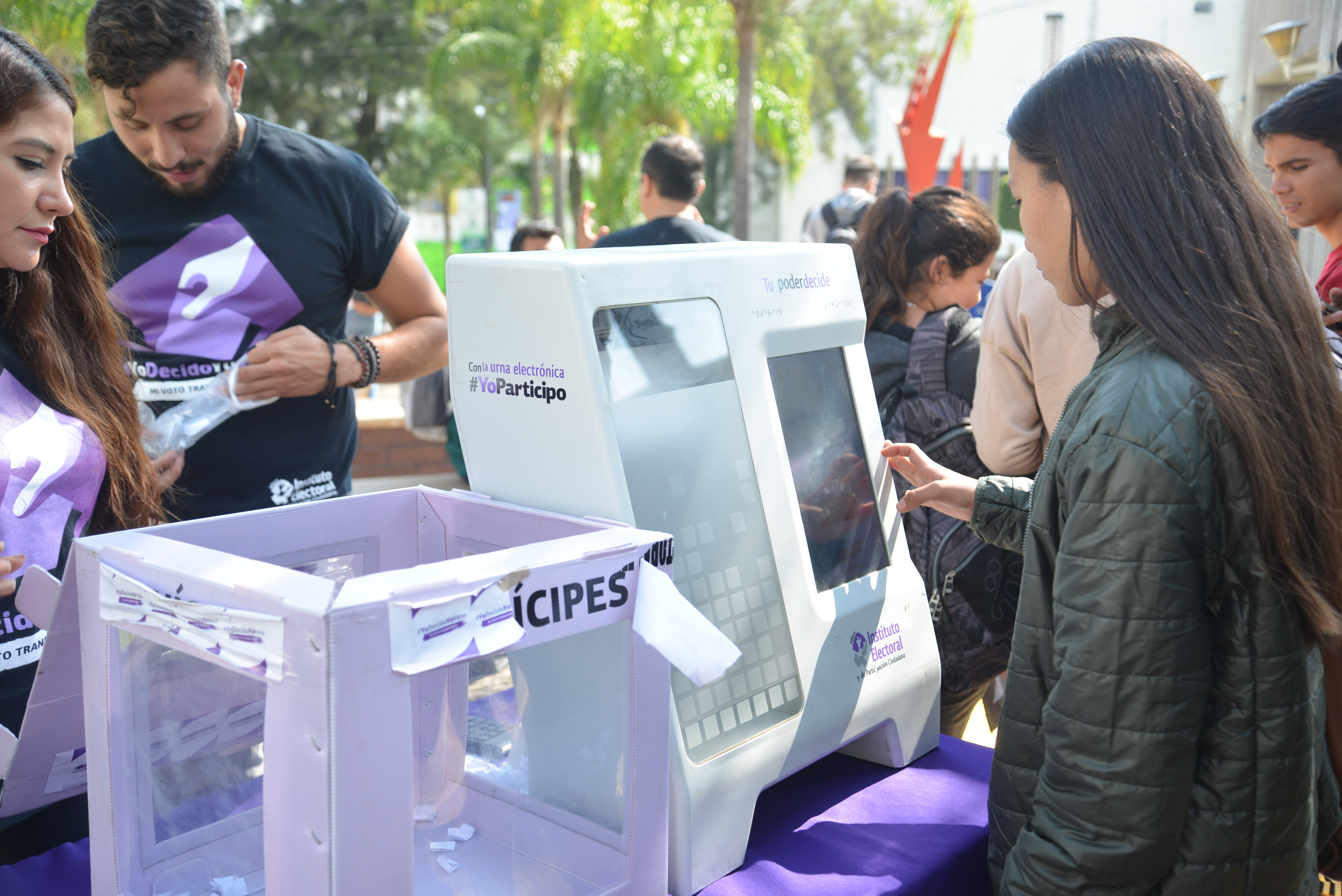 Joven del CUCS emitiendo su voto simulado en urna electrónica