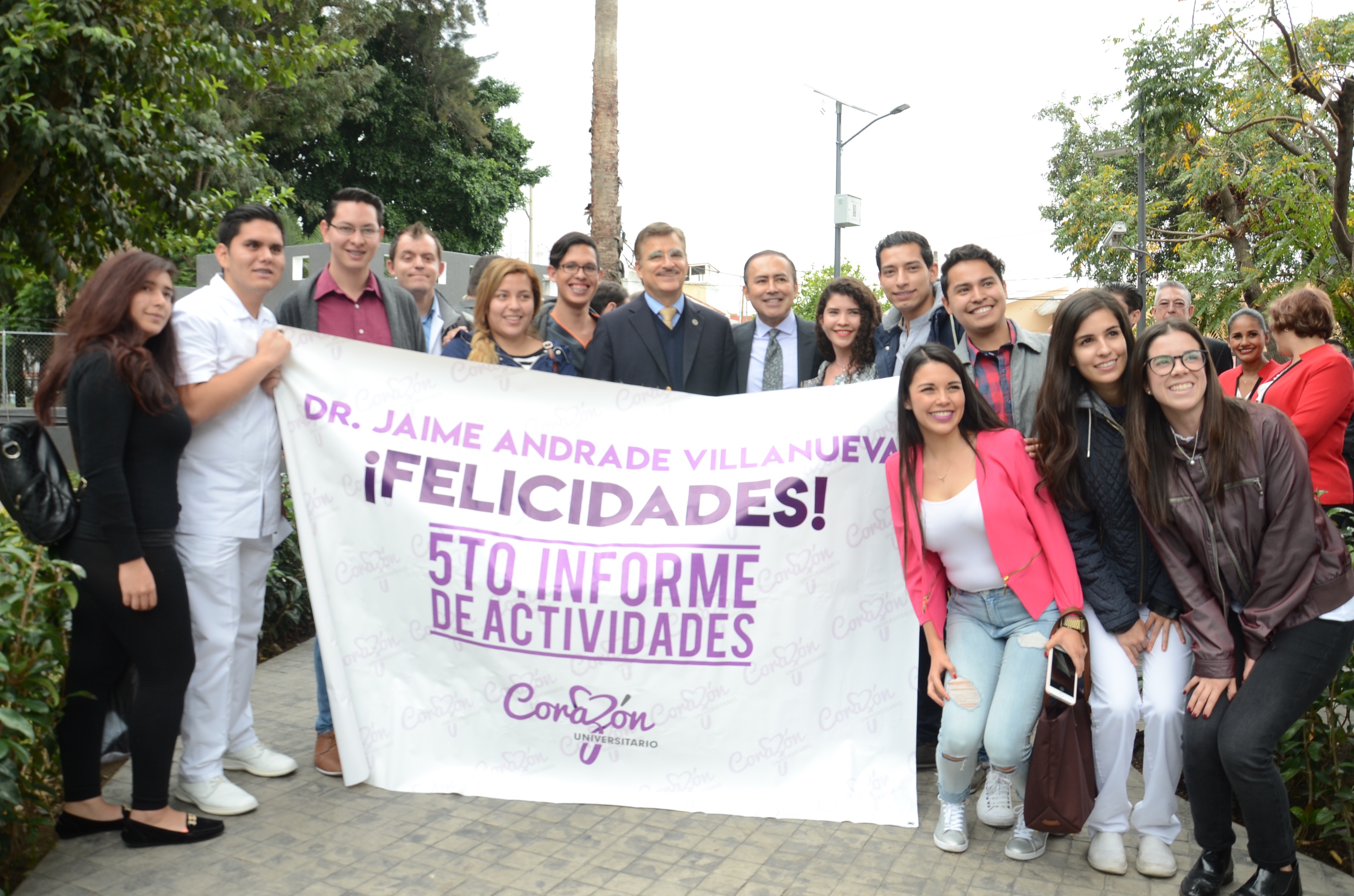 Organización estudiantil posa con las autoridades con una manta de felicitación al Dr. Jaime Andrade