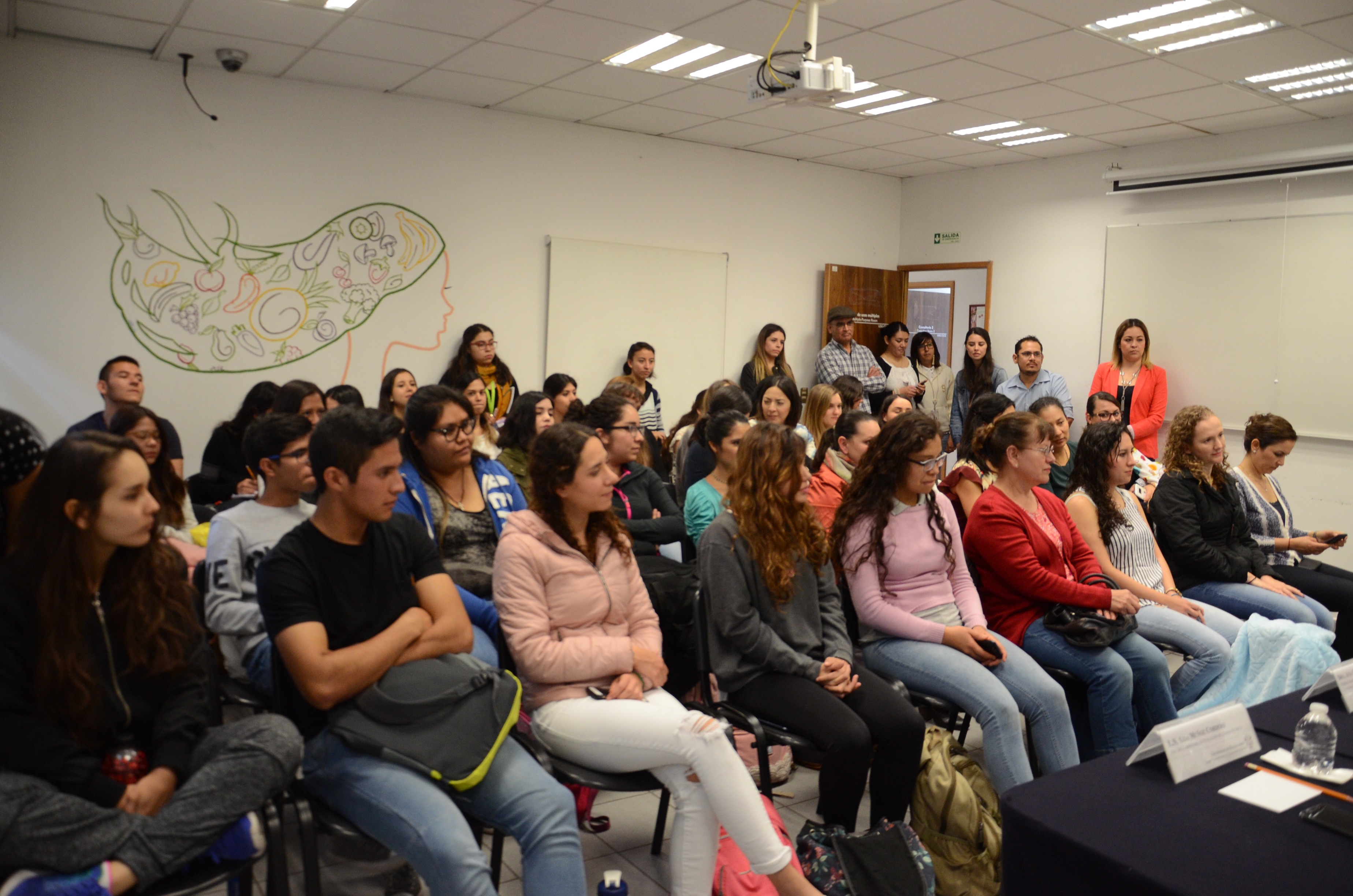 Asistentes escuchando mensaje del rector del CUCS