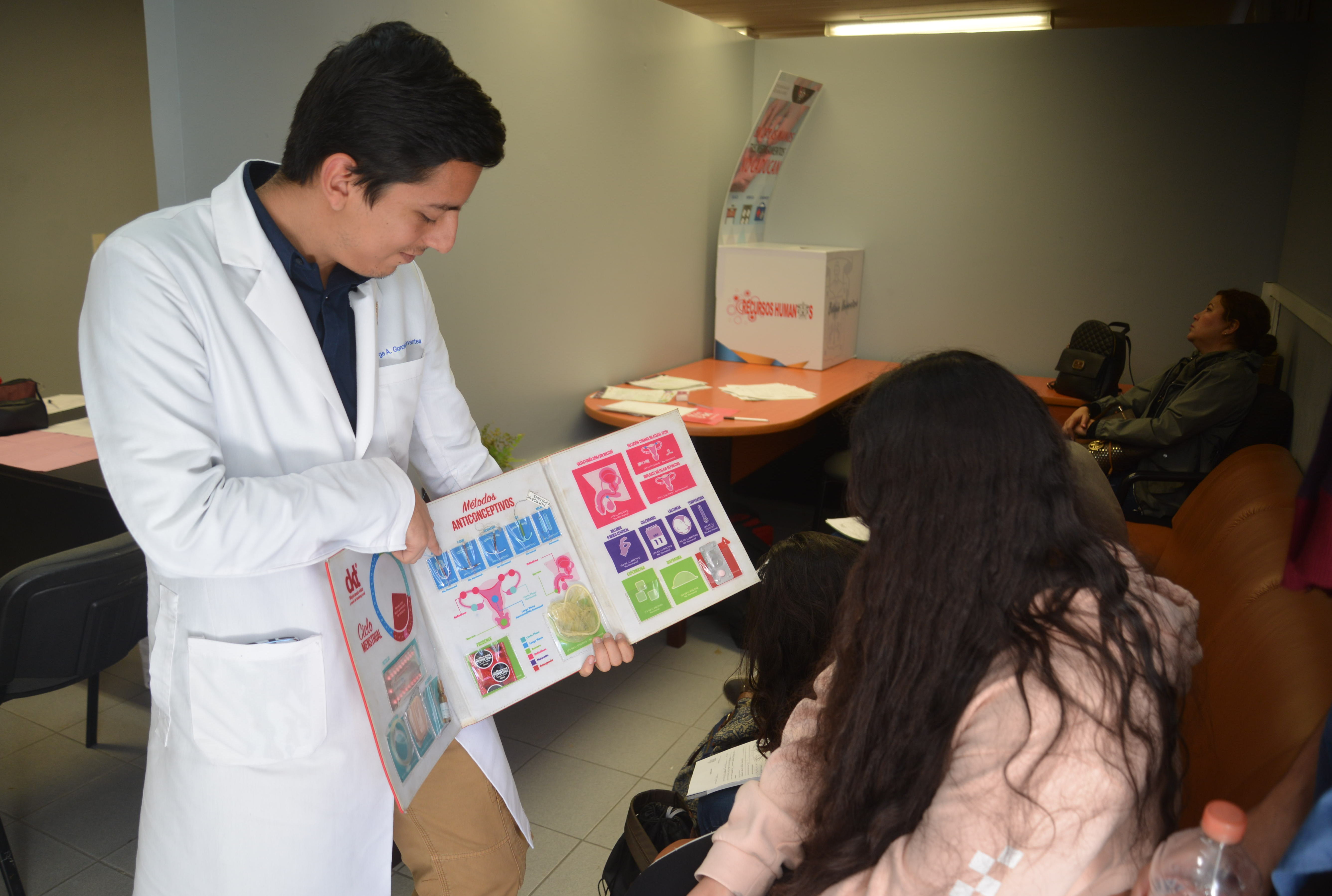 Pasante de medicina ofreciendo consultoría a alumnas del CUCS