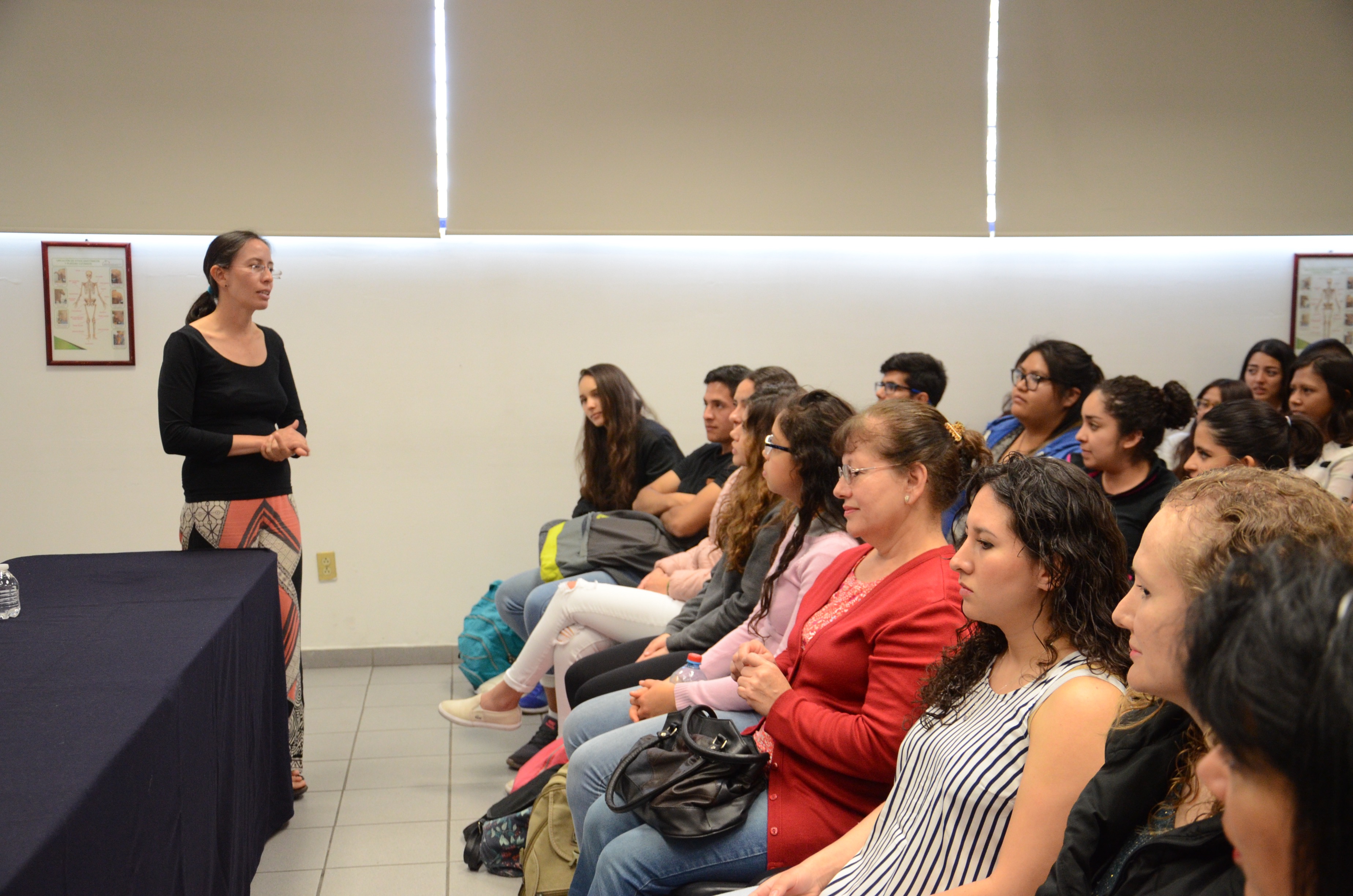 Dra. Ana Sandoval impartiendo el curso