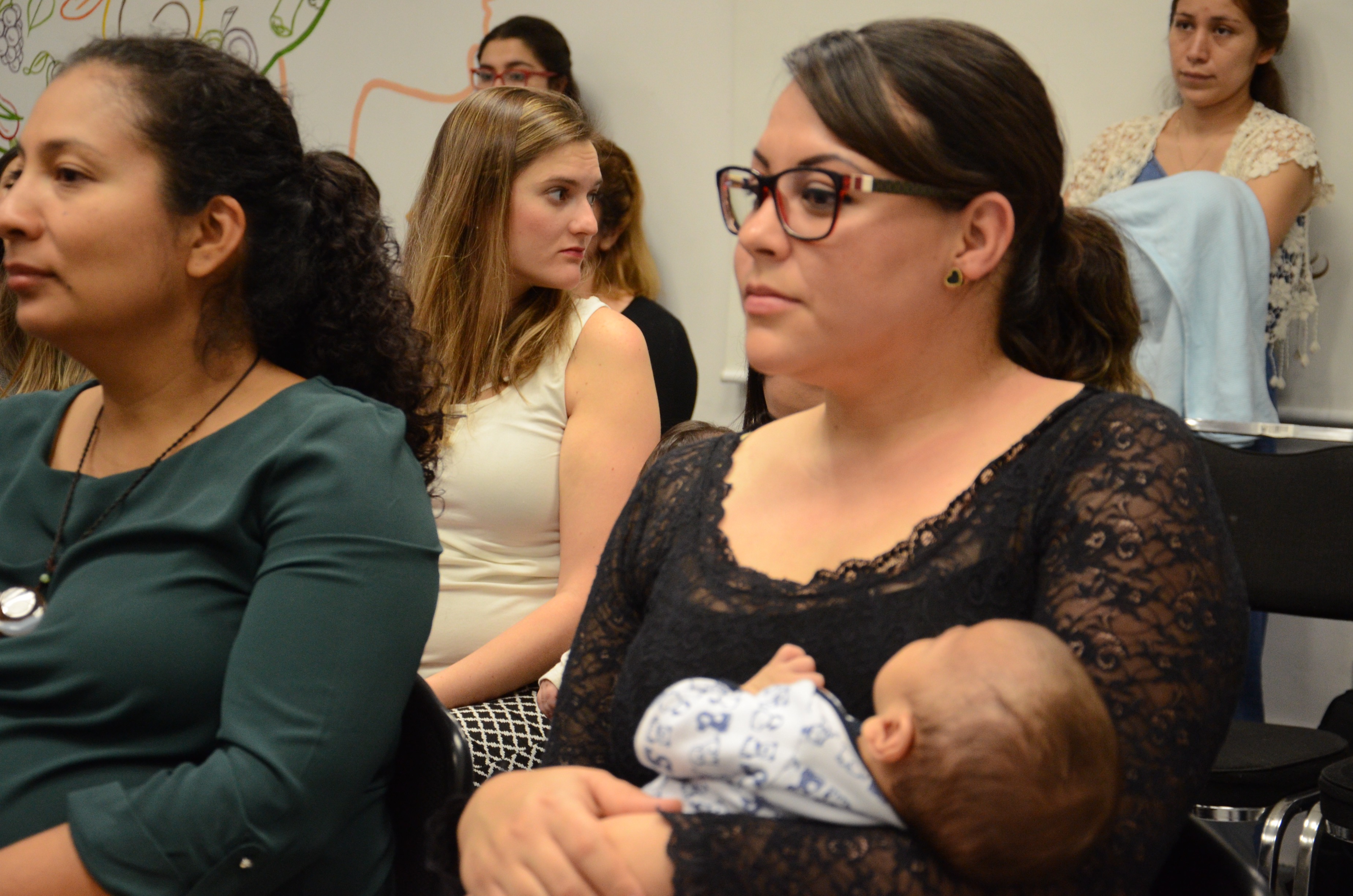 Mamá trabajadora del CUCS con su bebé en brazos