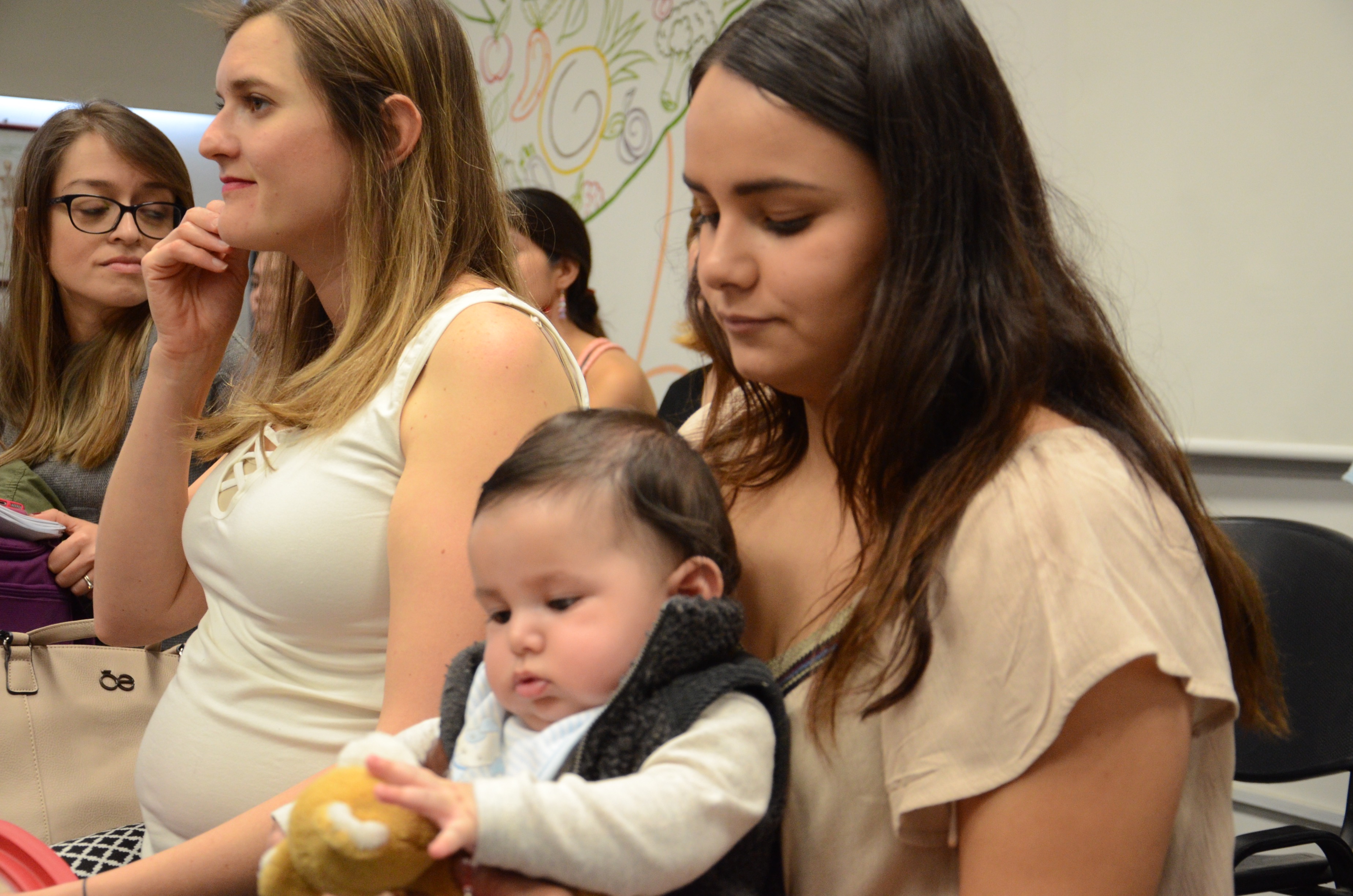 Mamá con su bebé en brazos