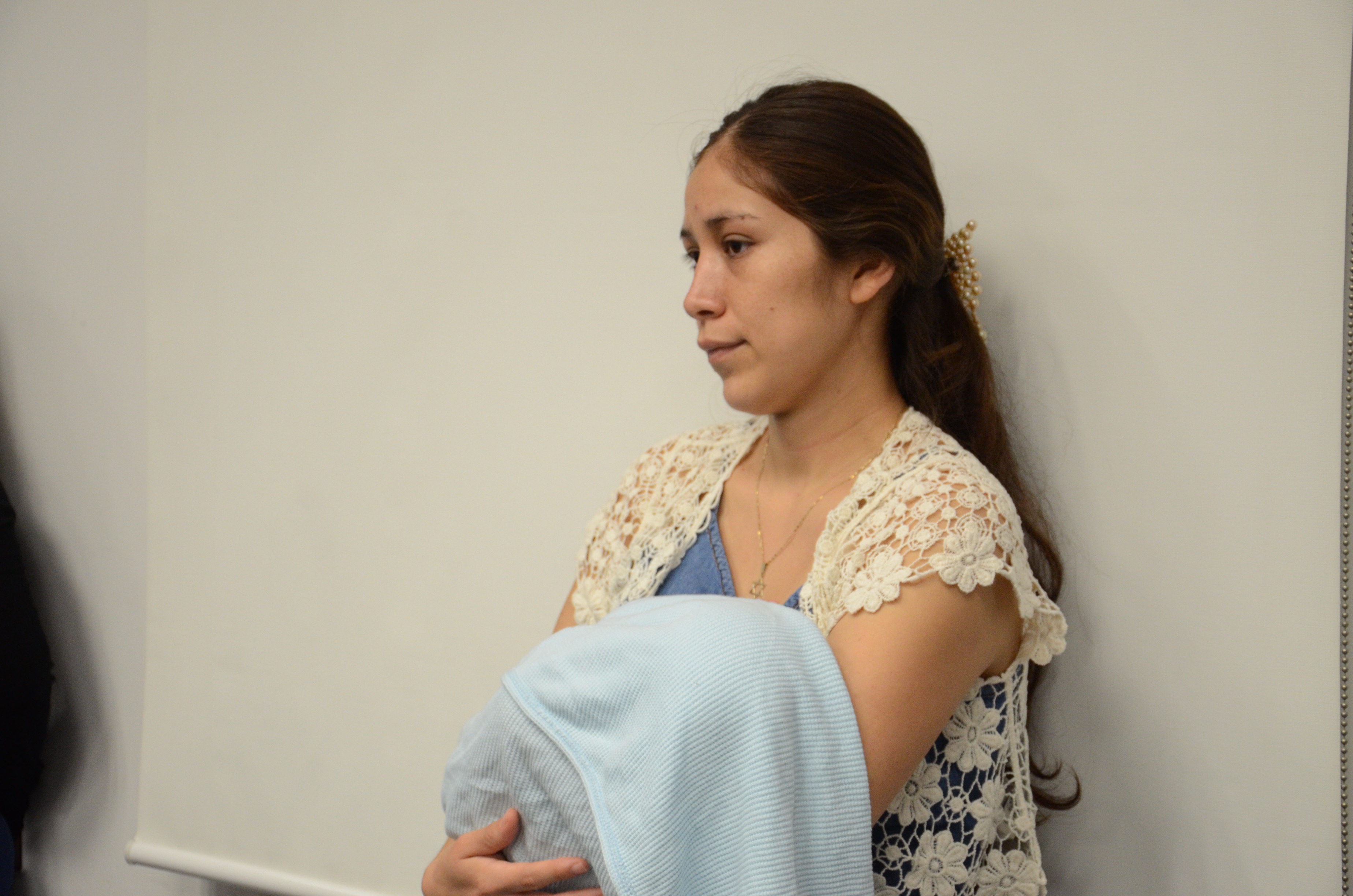 Mamá con su bebé en brazos